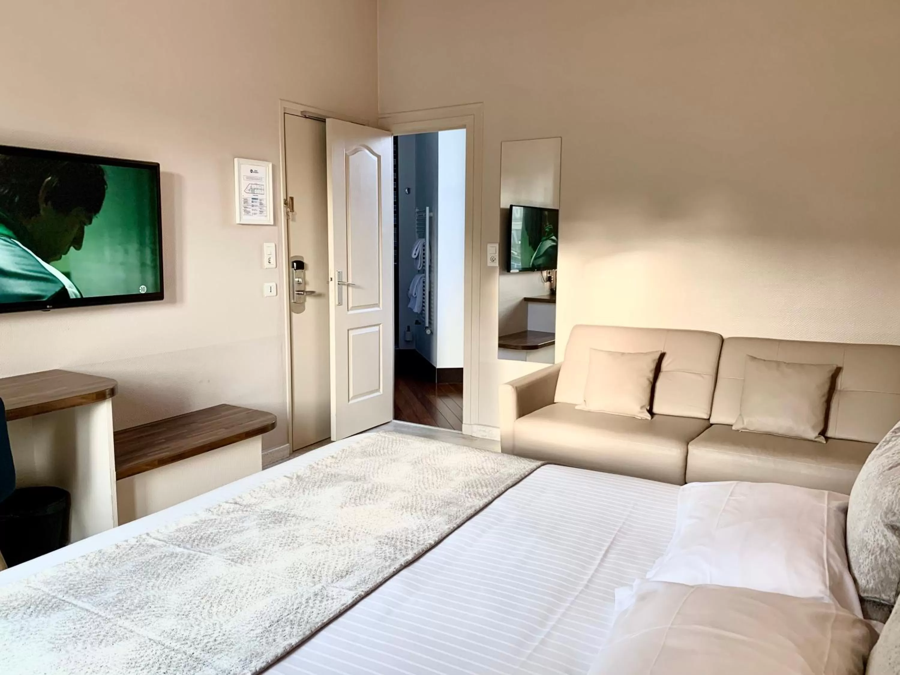 Bed in Best Western Hôtel Des Voyageurs