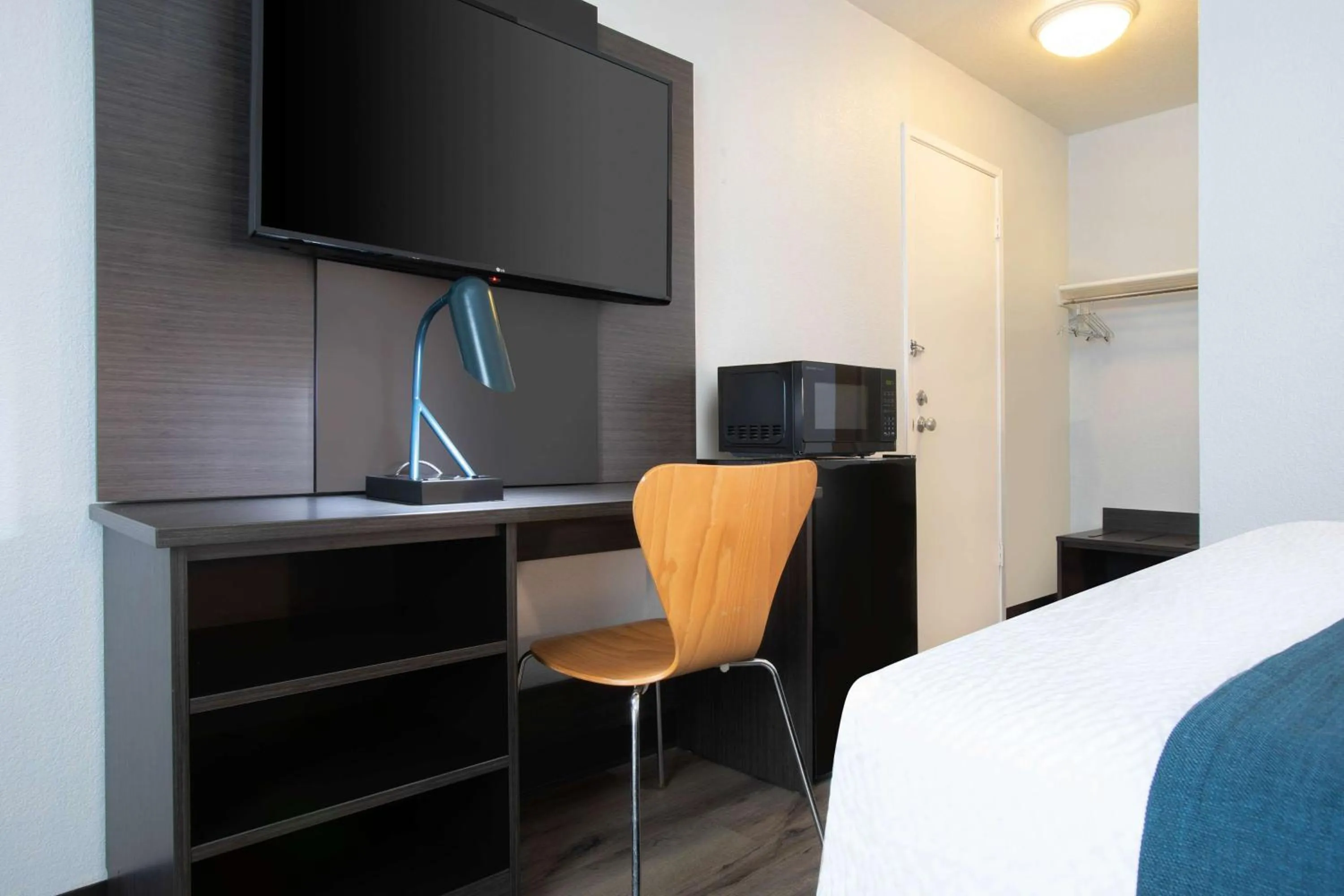 Photo of the whole room, Bed in Motel 6-Woodland, CA Sacramento Airport