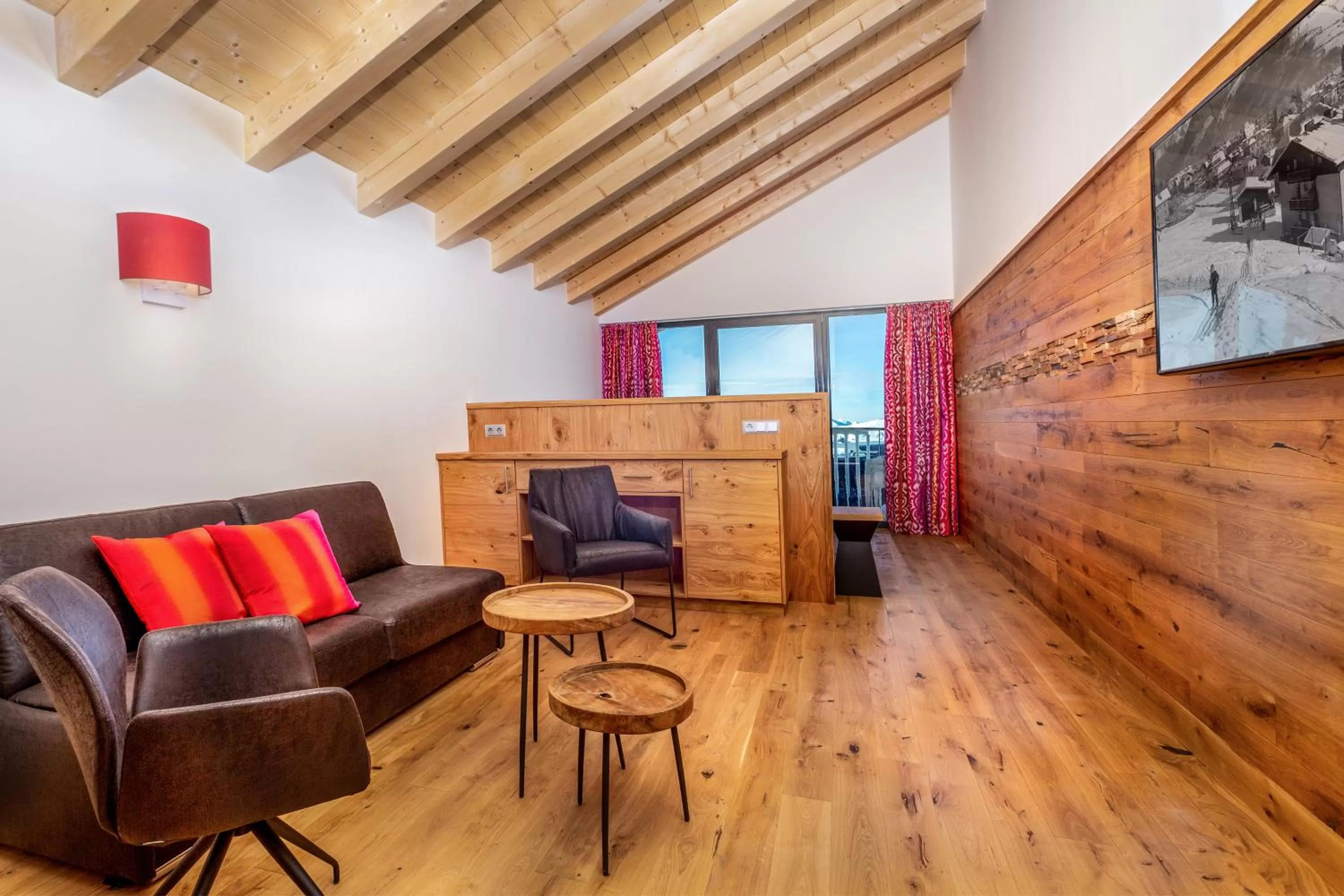 Bed, Seating Area in Berghotel Schmittenhöhe