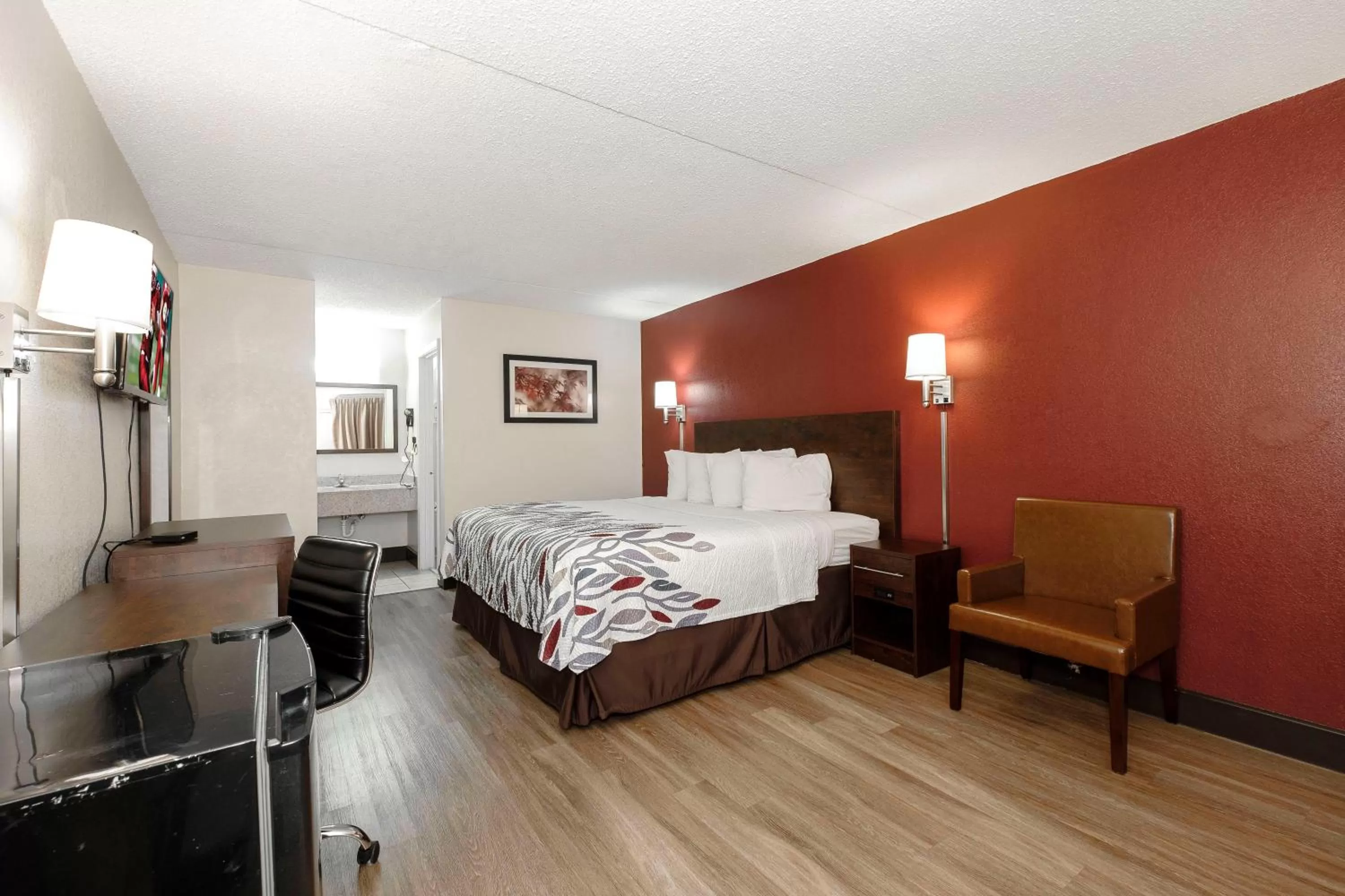 Photo of the whole room, Bed in Red Roof Inn Fredericksburg North