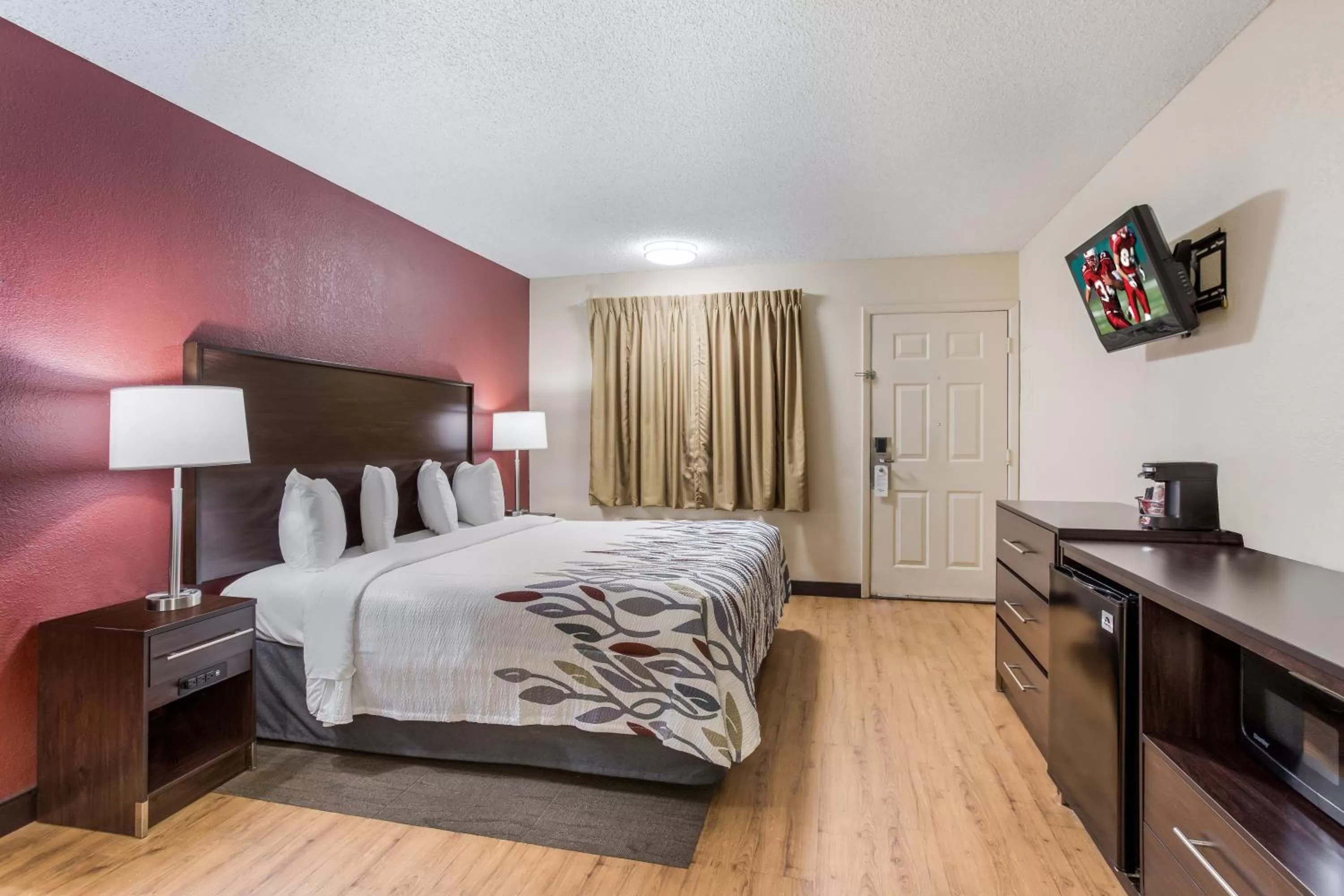 Superior King Room Disability Access Smoke Free in Red Roof Inn Albuquerque - Midtown