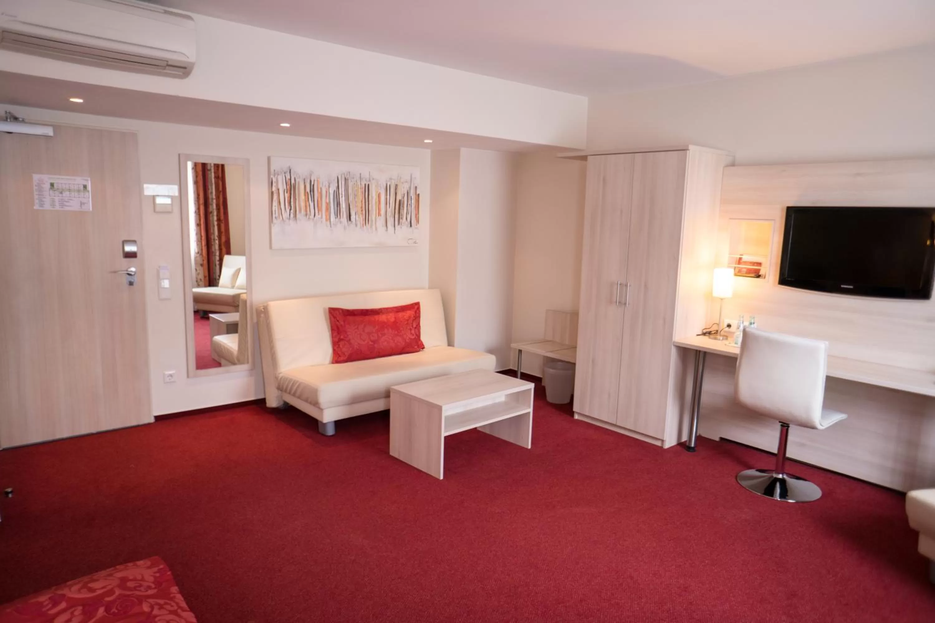 Photo of the whole room, Bed in Hotel Rödelheimer Hof - Am Wasserturm