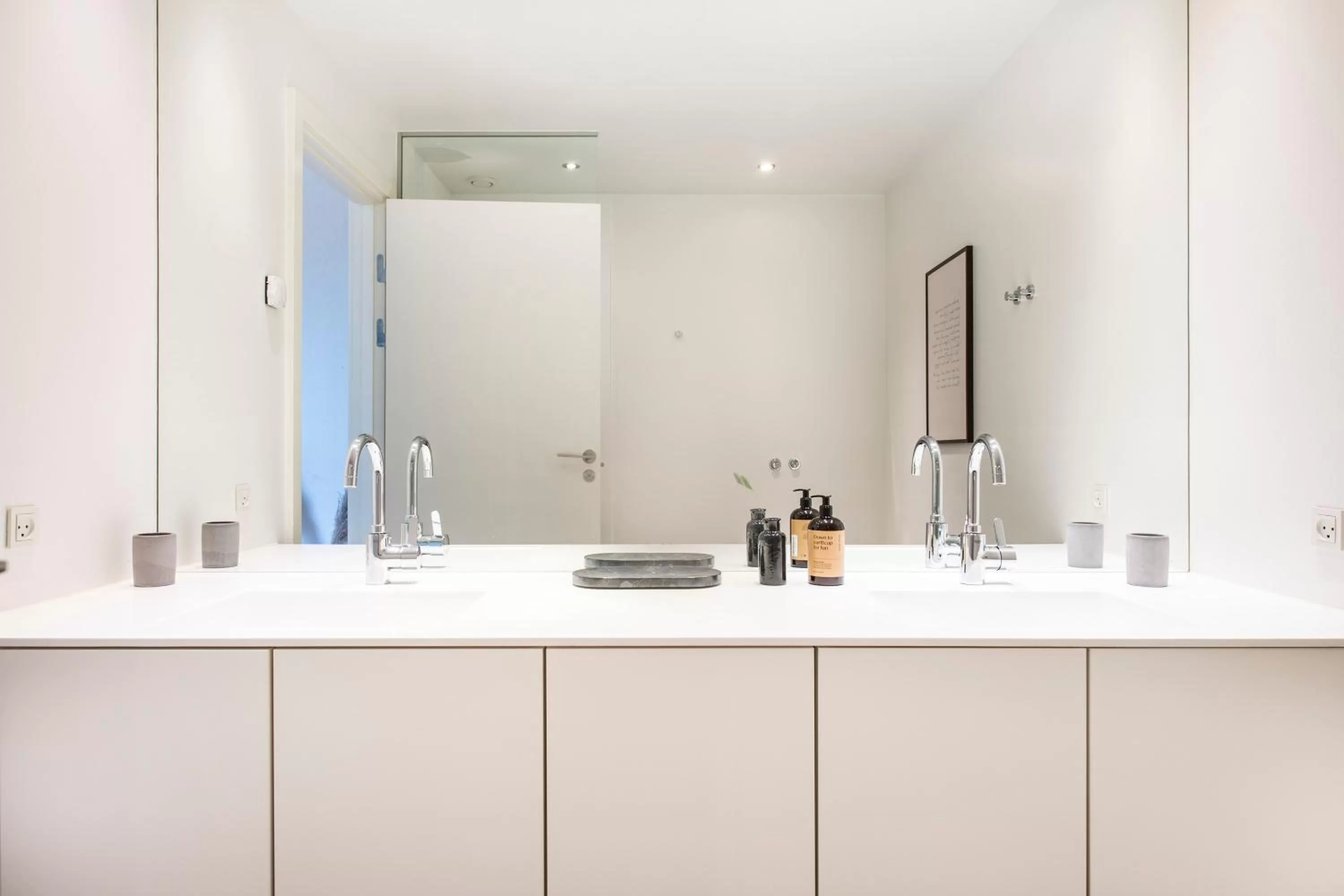 Bathroom, Kitchen/Kitchenette in By The Pier apartments - Into This Place