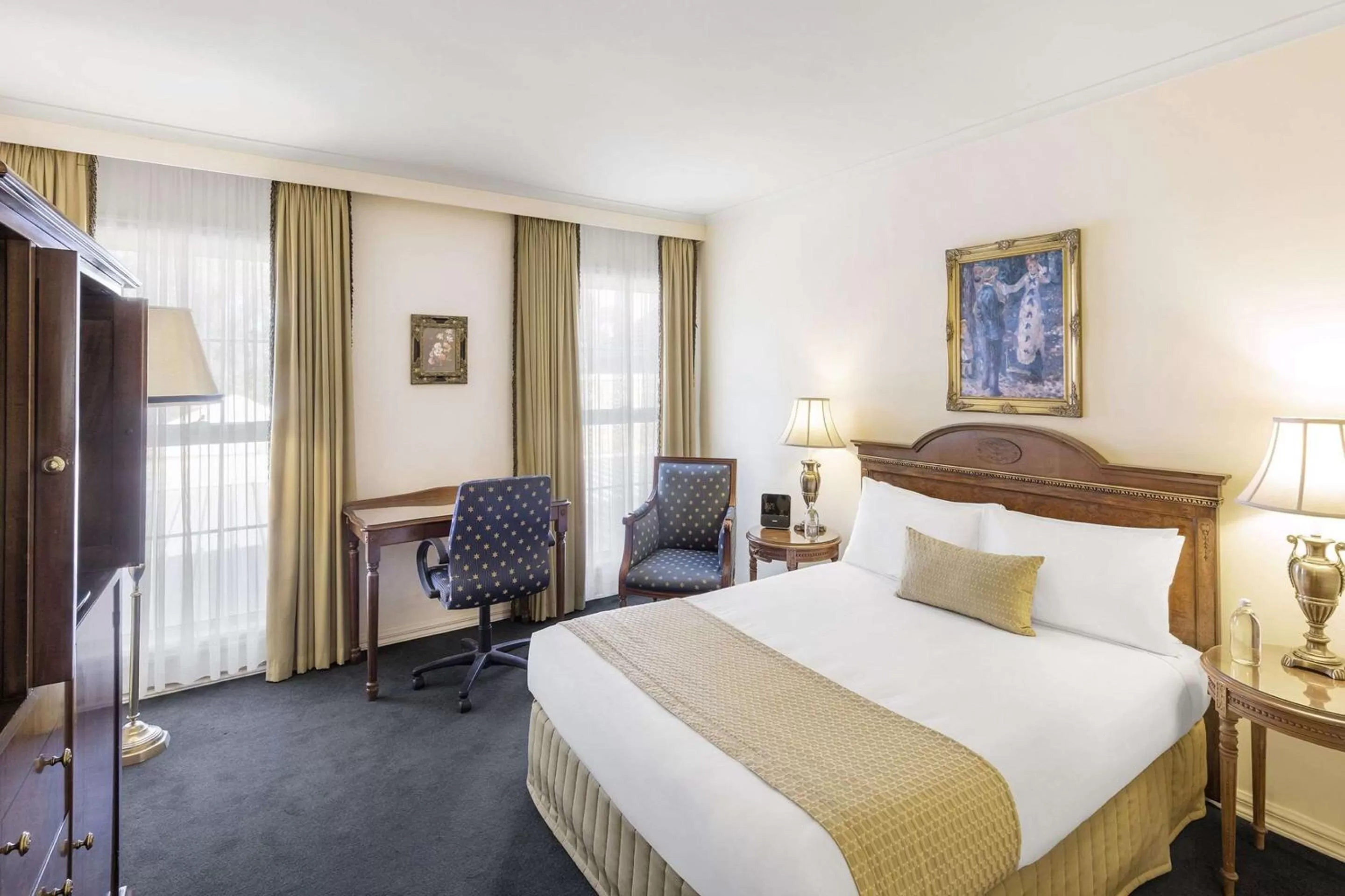 Bedroom, Bed in Canterbury International Hotel