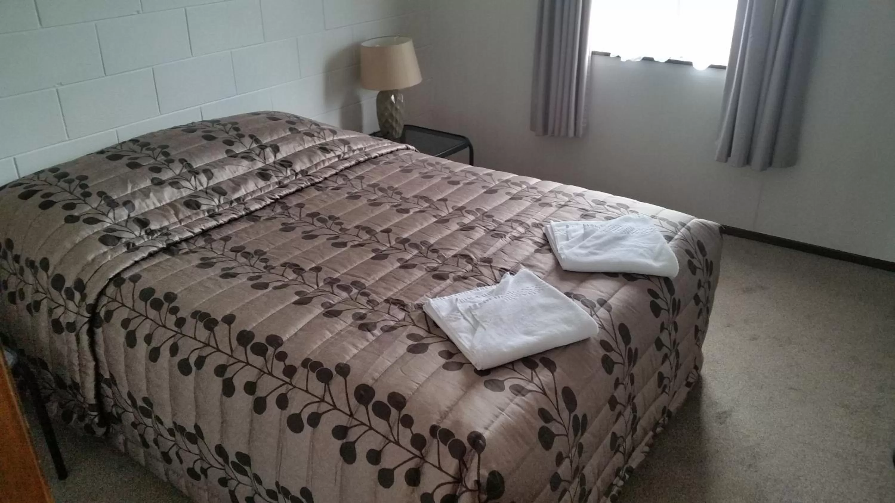 Bed in Stonehaven Motel