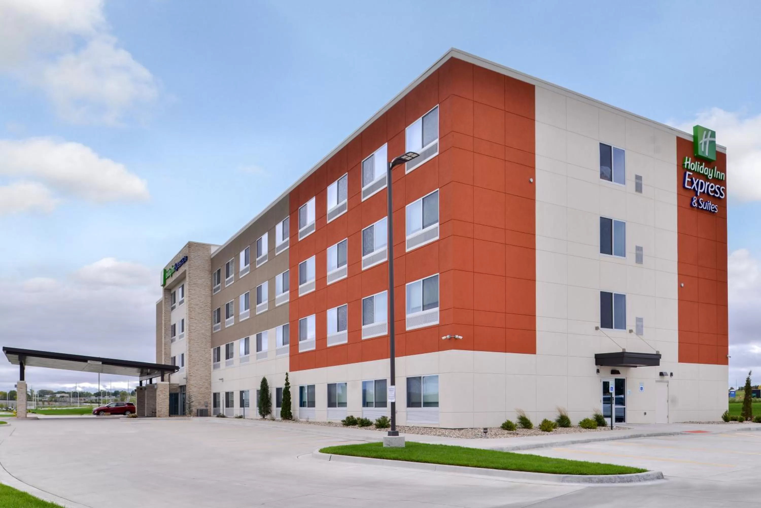 Property building in Holiday Inn Express & Suites - Kansas City - Lee's Summit by IHG
