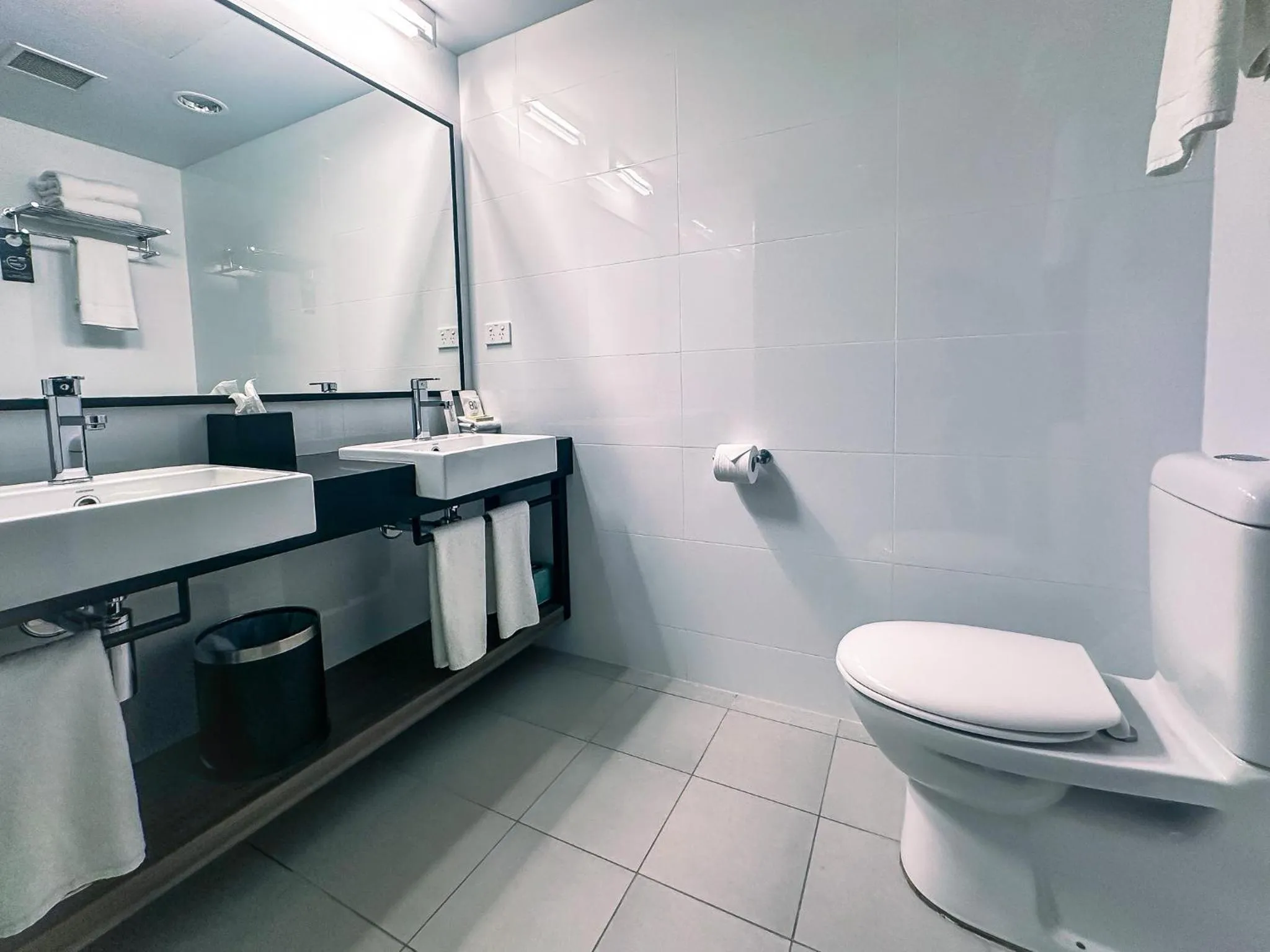 Toilet in Mercure Tamworth