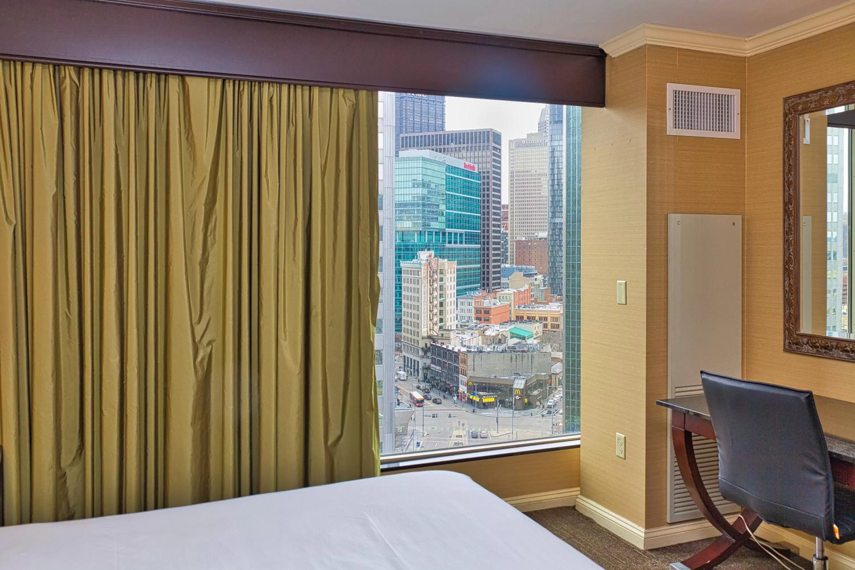 City view, Bed in Wyndham Grand Pittsburgh