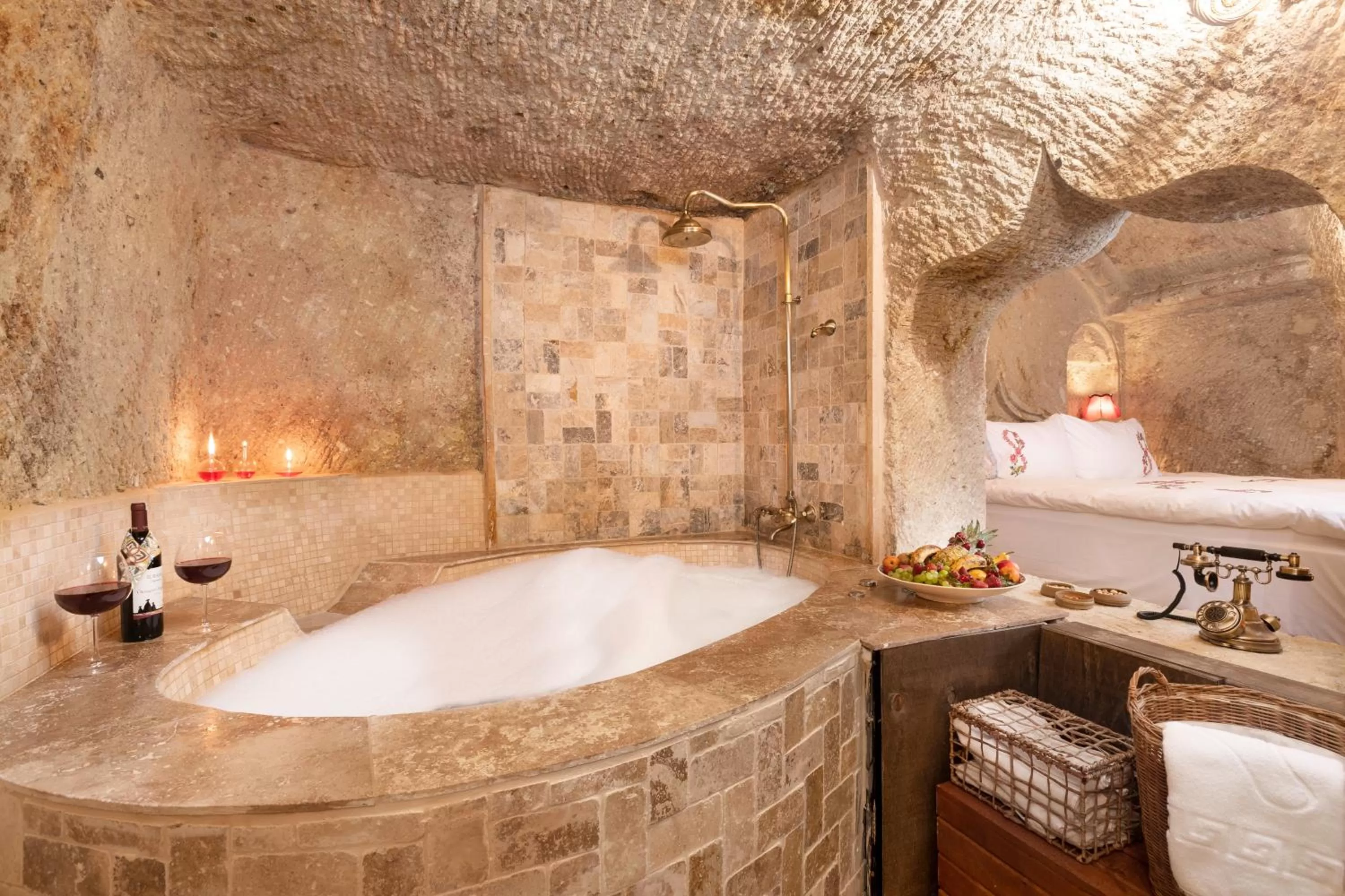 Hot Tub in Kayata Cave Suites Special Class