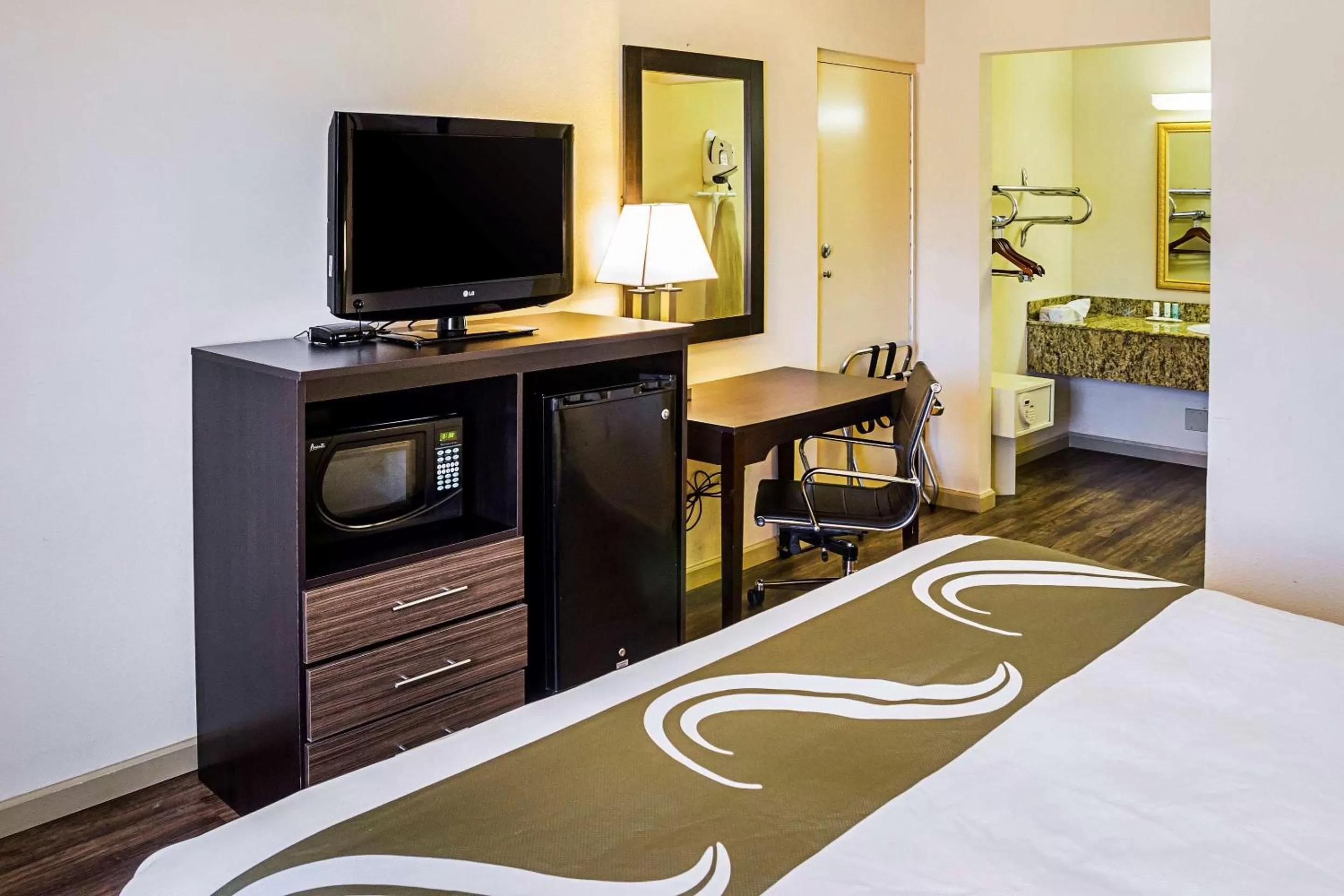 Photo of the whole room, Bed in Quality Inn Biloxi Beach