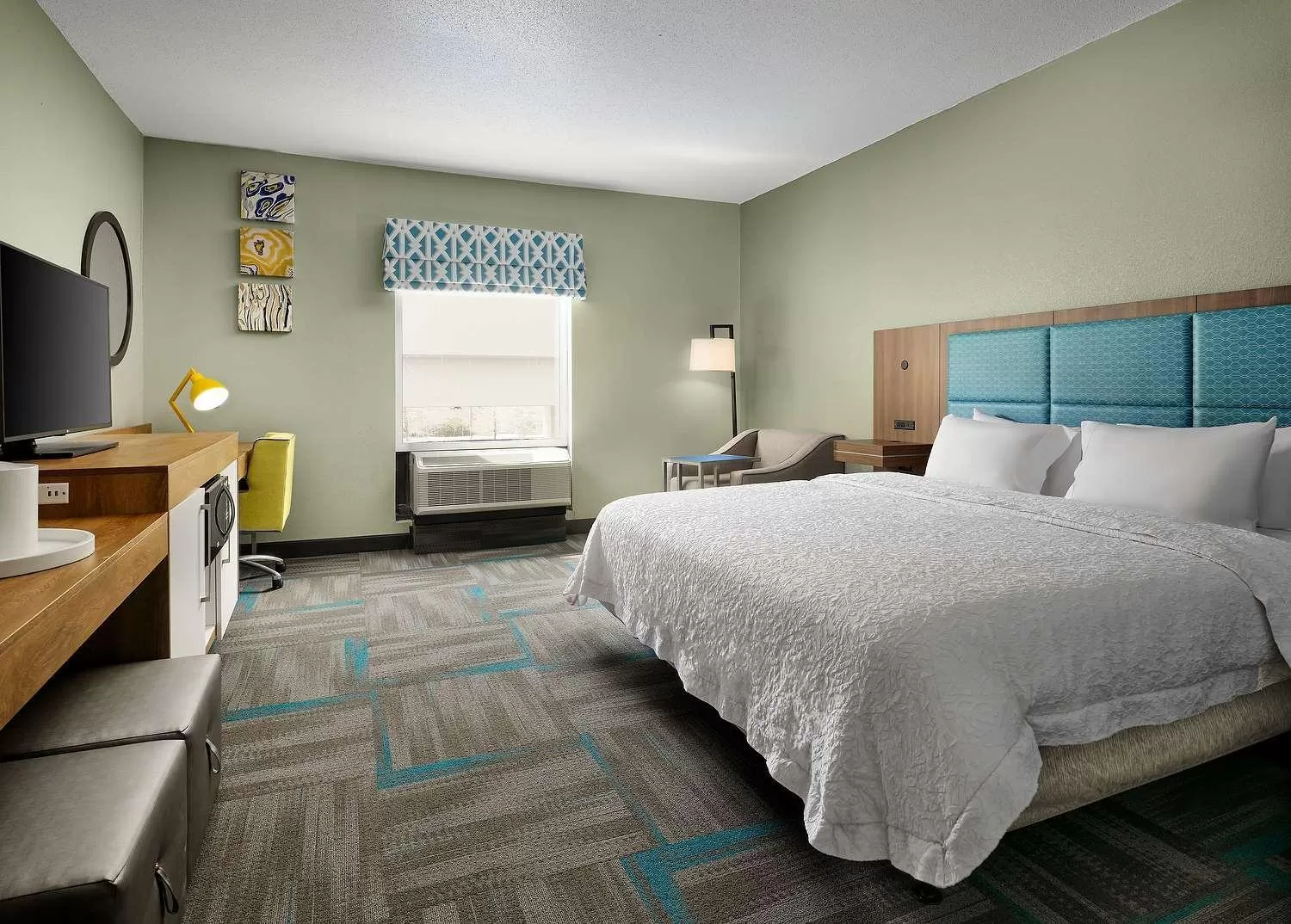 Bedroom, Bed in Hampton Inn Covington/Mandeville