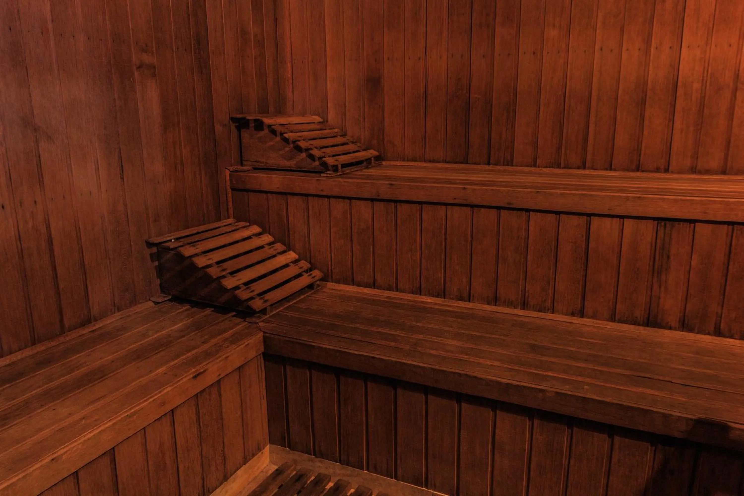 Steam room in Marques Plaza Hotel