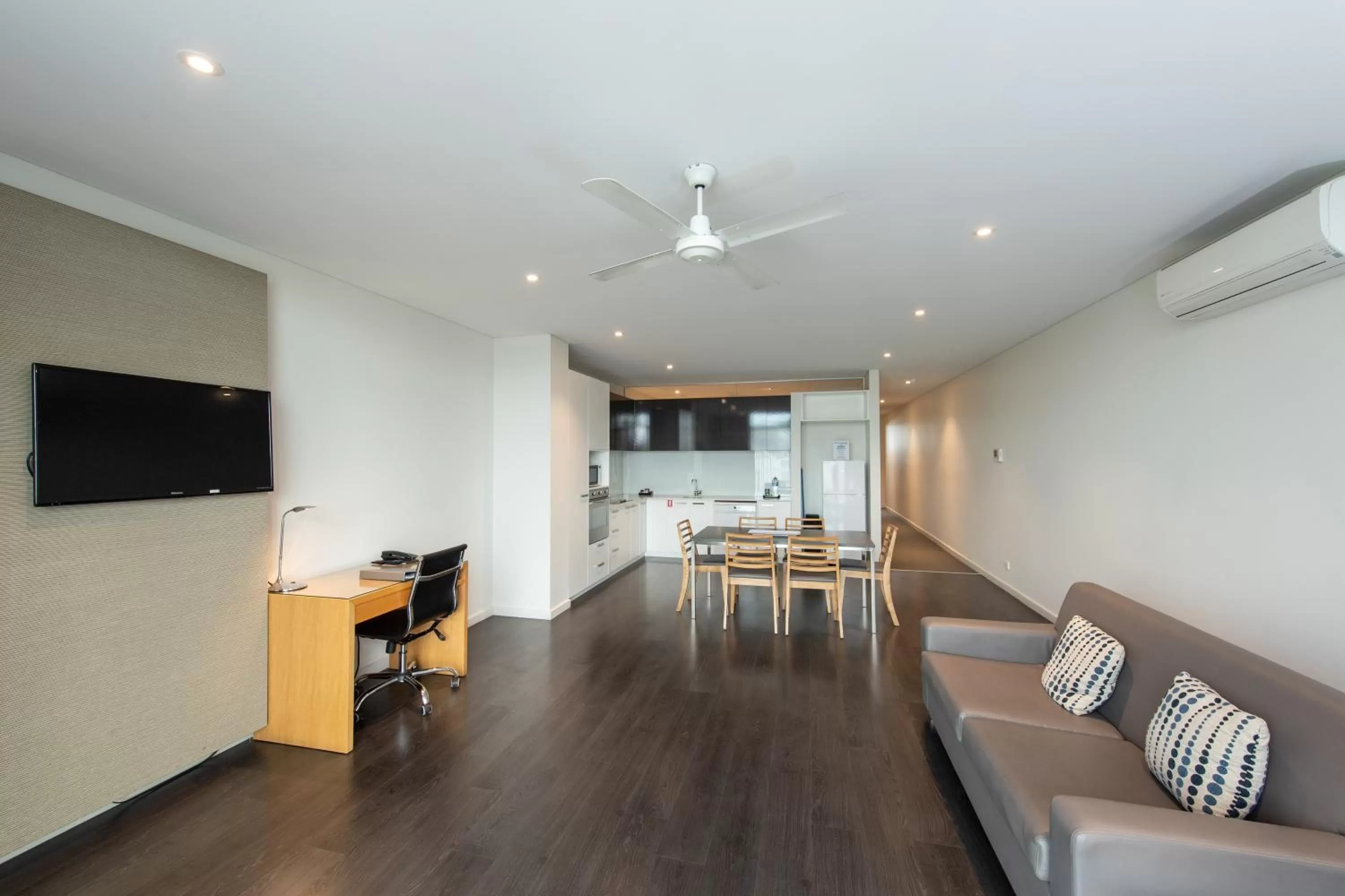 TV and multimedia in Mawson Lakes Hotel