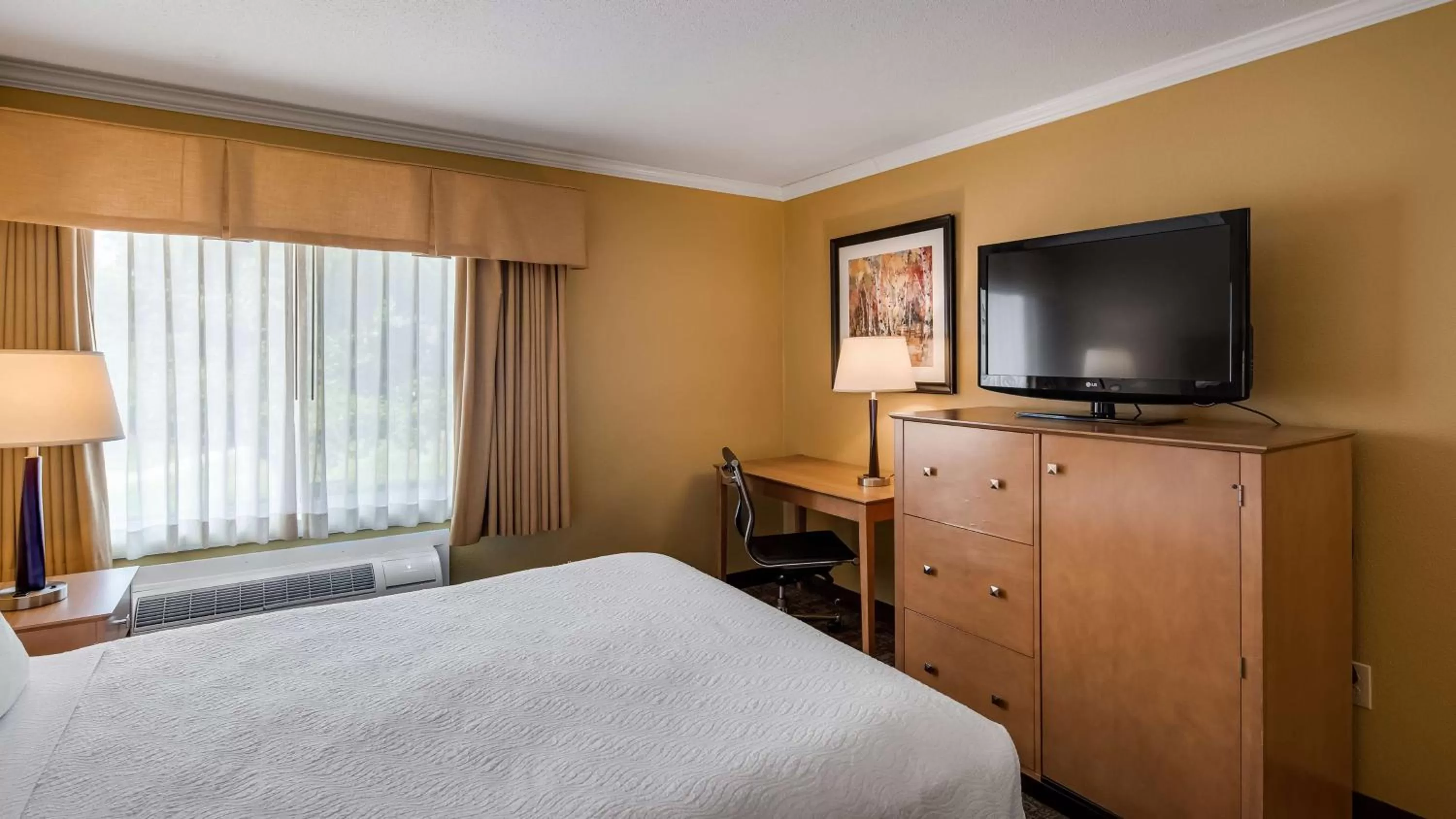 Photo of the whole room, Bed in Best Western Plus Windjammer Inn & Conference Center