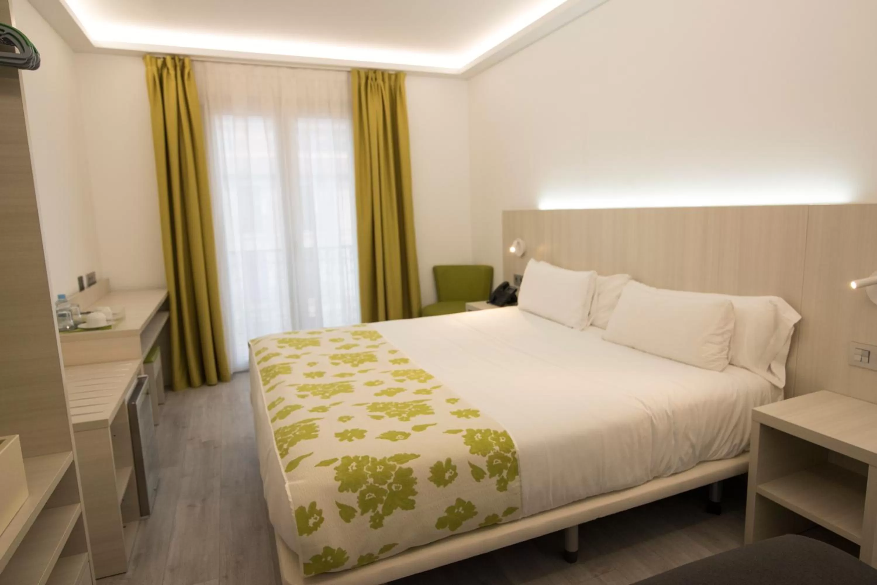 Superior King or Twin Room with Balcony and City View in Rambla Alicante