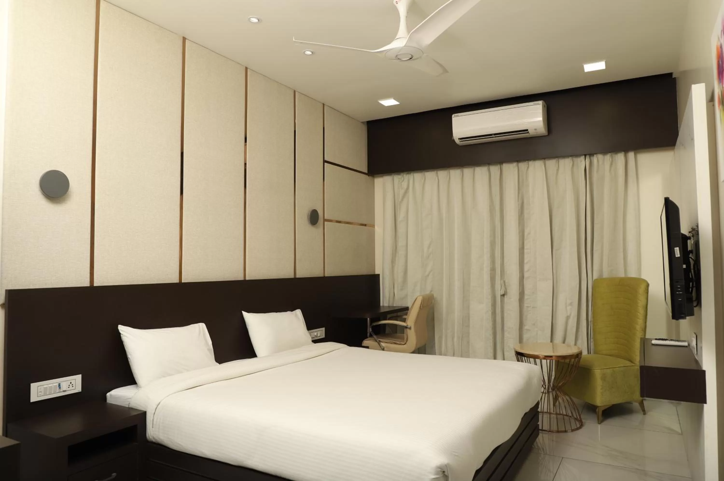 View (from property/room), Bed in Hotel Florence