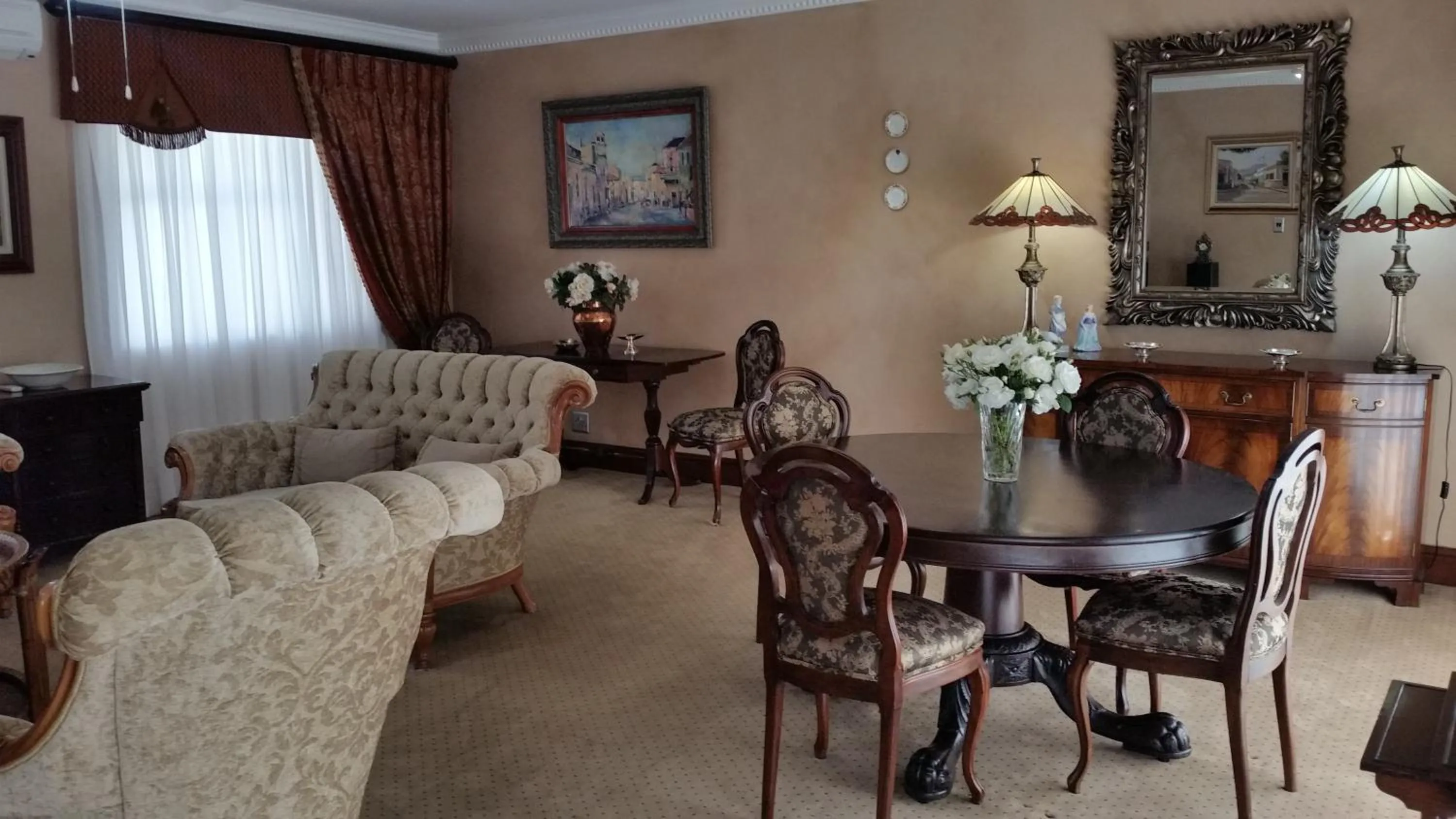 Living room in Royal Ridge Guesthouse