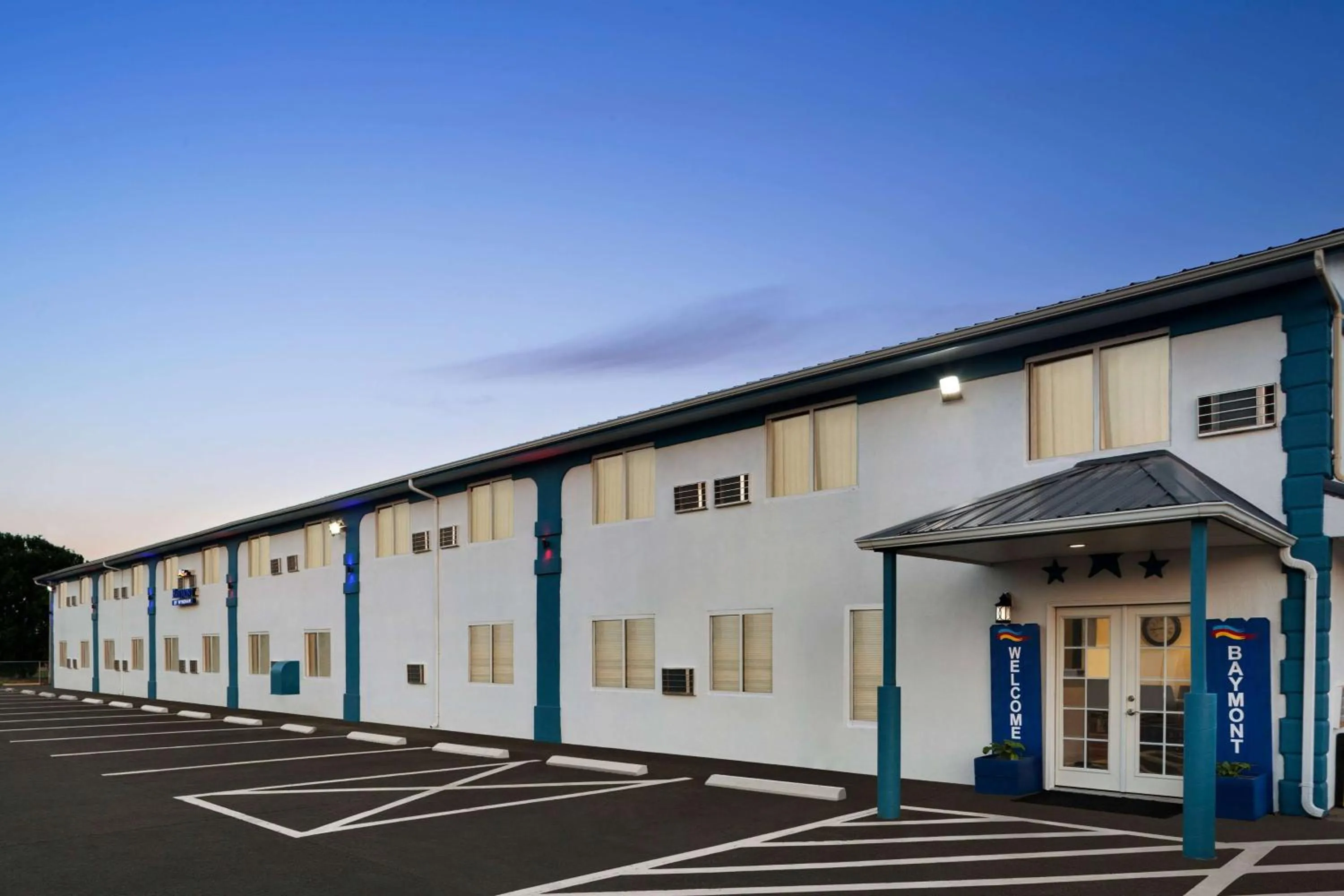 Property building in Baymont by Wyndham Hutchinson