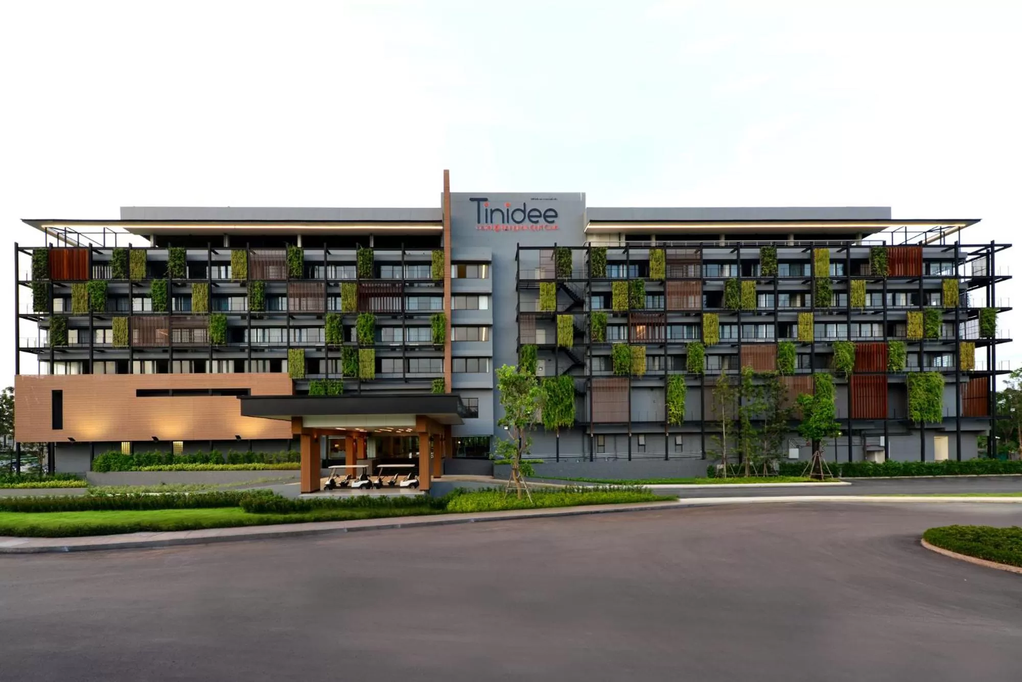 Property building in Tinidee Hotel Bangkok Golf Club