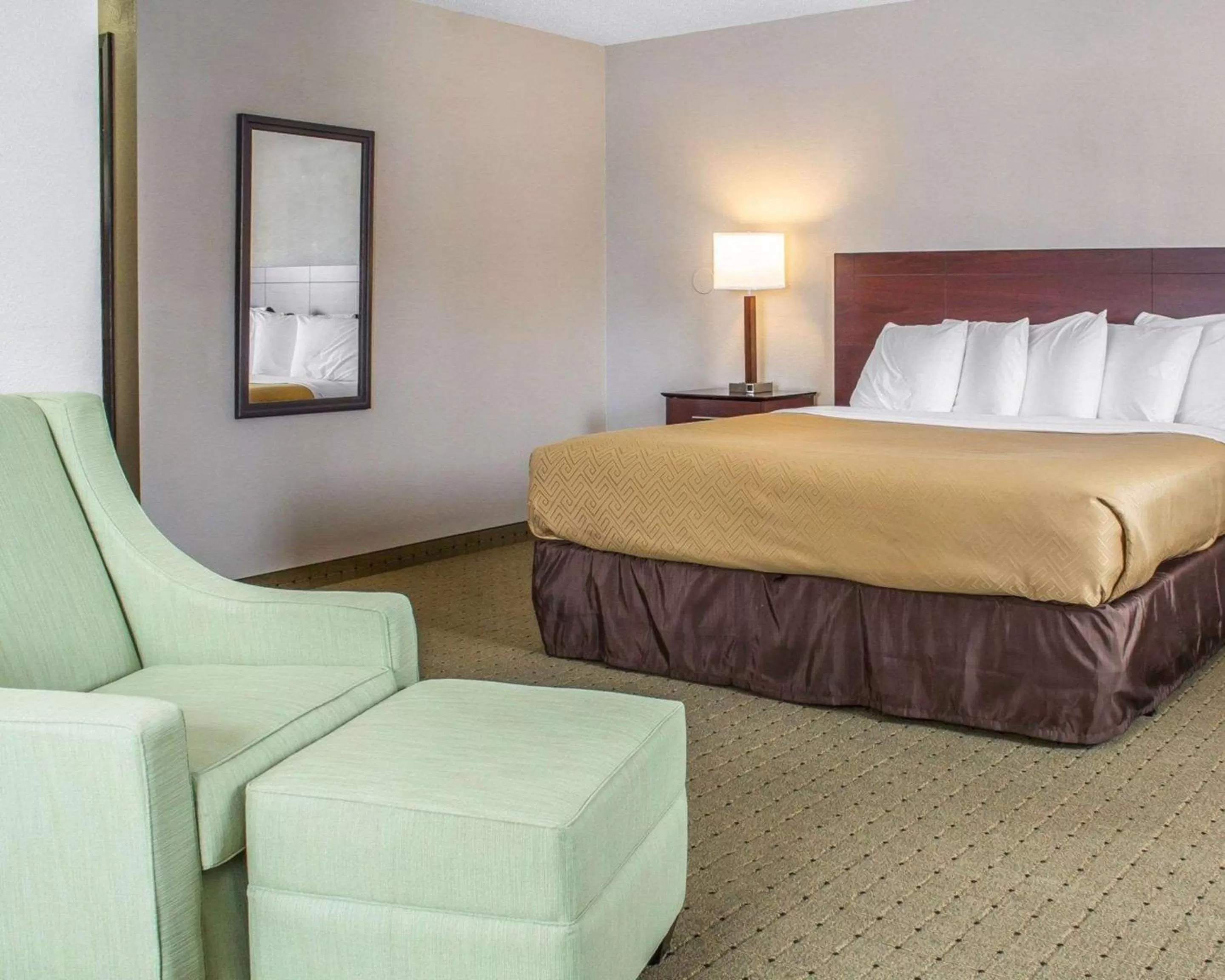 Photo of the whole room, Bed in Econo Lodge