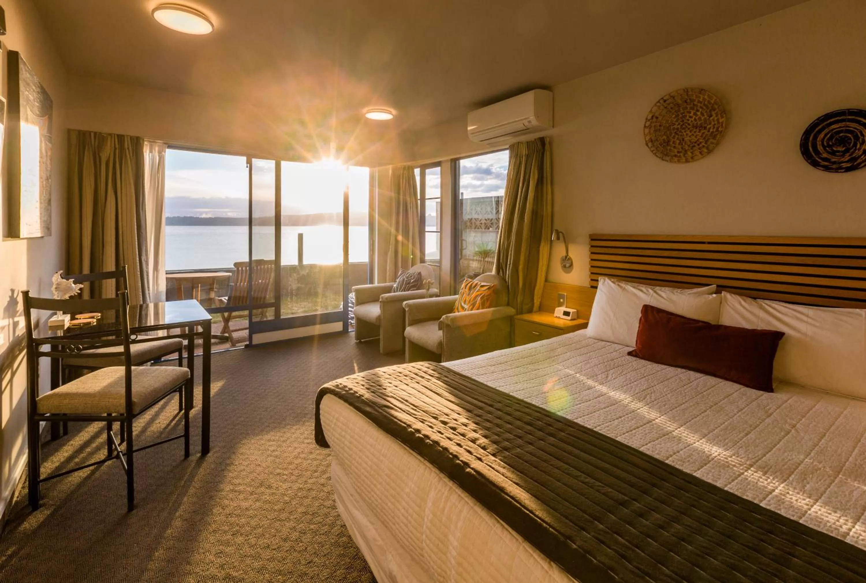 Lake view, Bed in Clearwater Motor Lodge