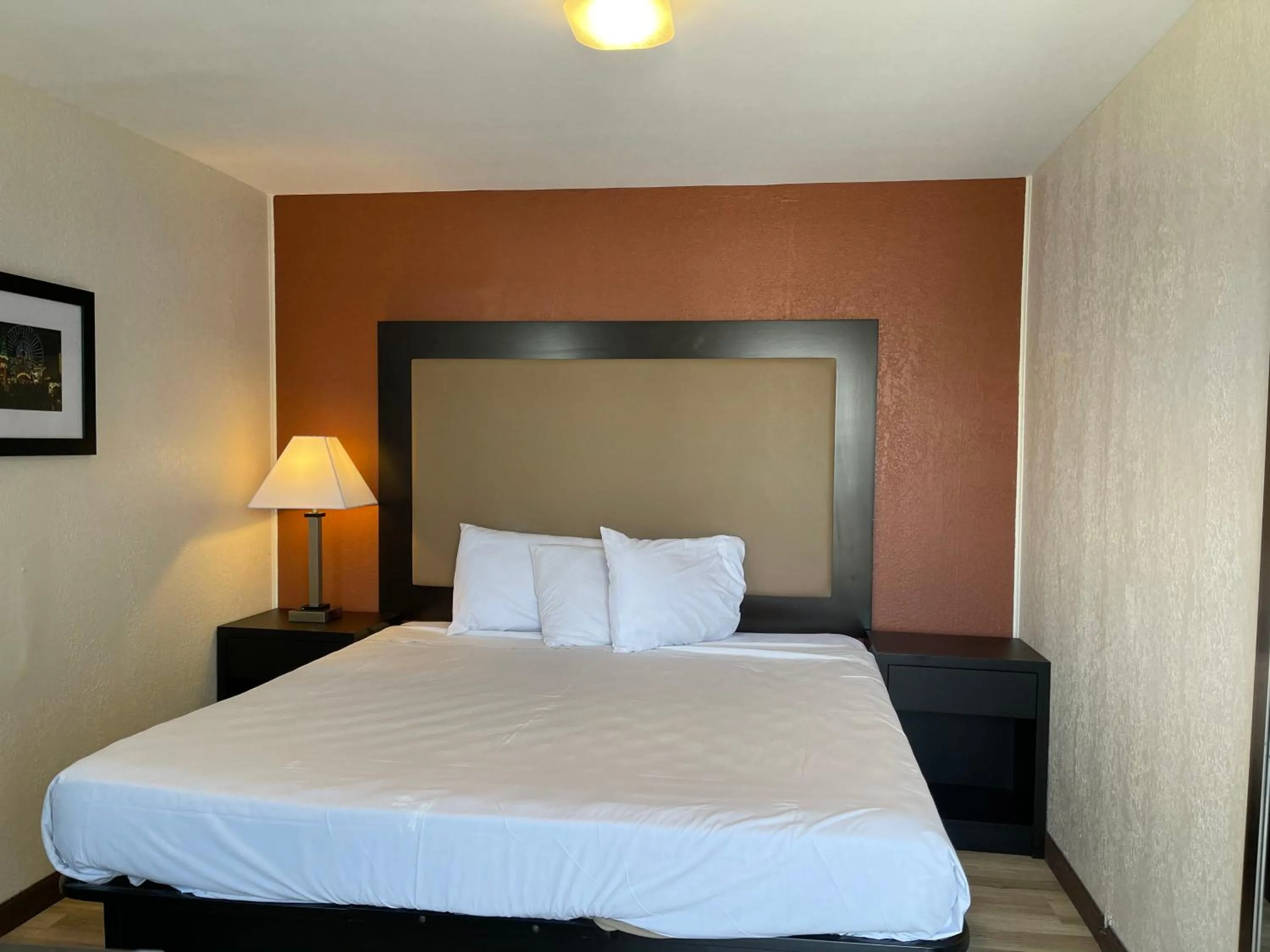 Bed in Wildwood Inn Hotel Travelodge Beach & Boardwalk