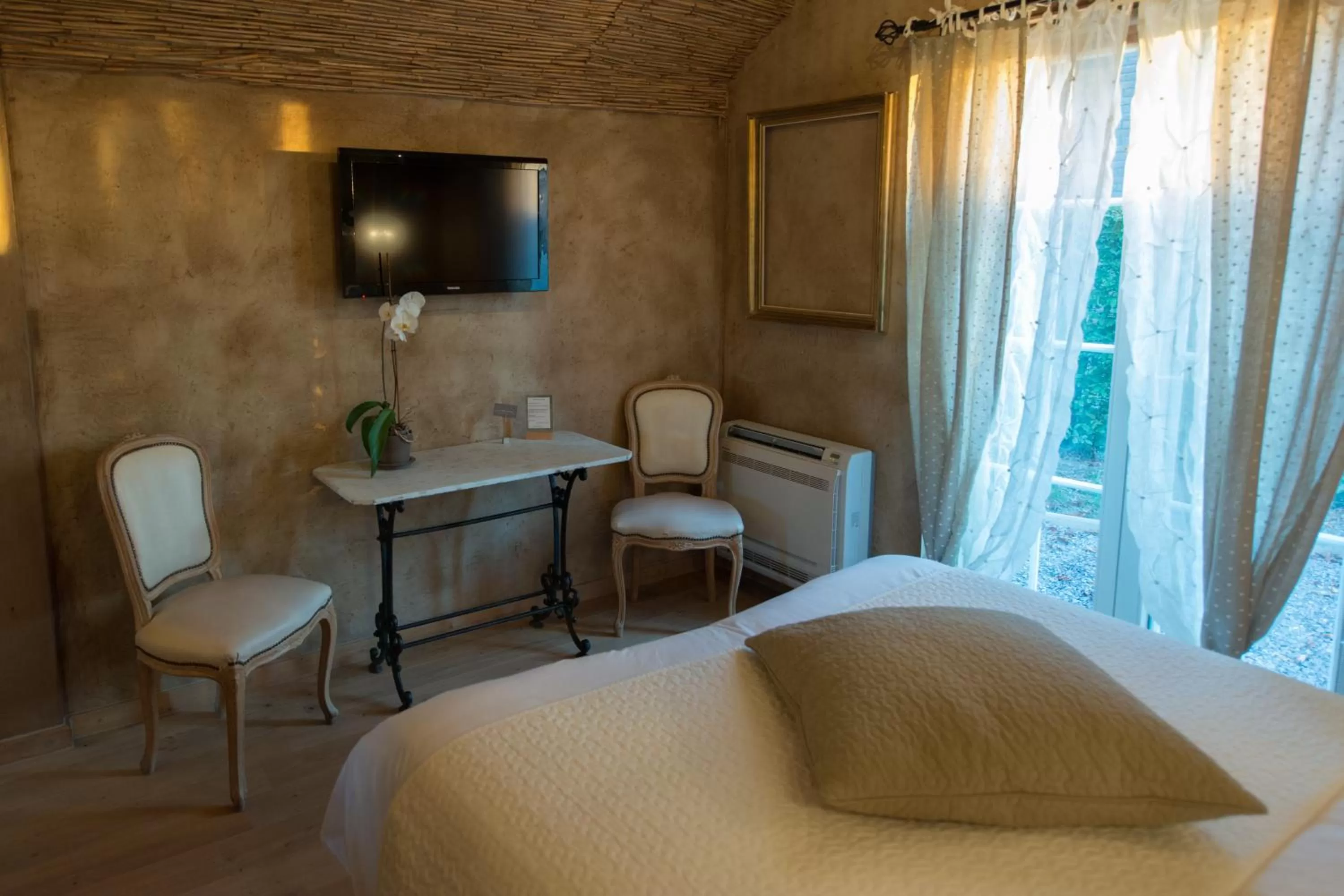 Shower, Bed in Les Chambres du Vivier, chambres d'hôtes à Durbuy