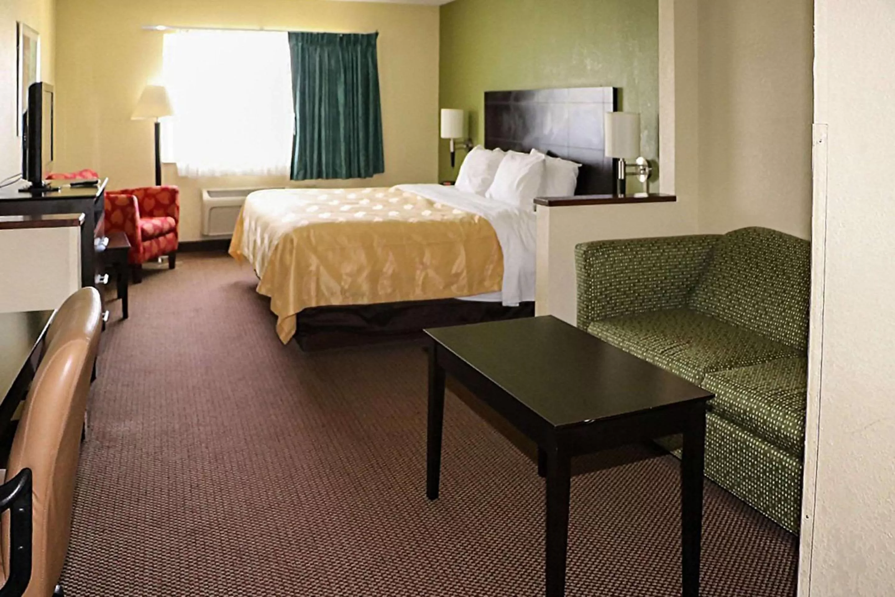 Photo of the whole room, Bed in Quality Inn Evansville Eastland Area