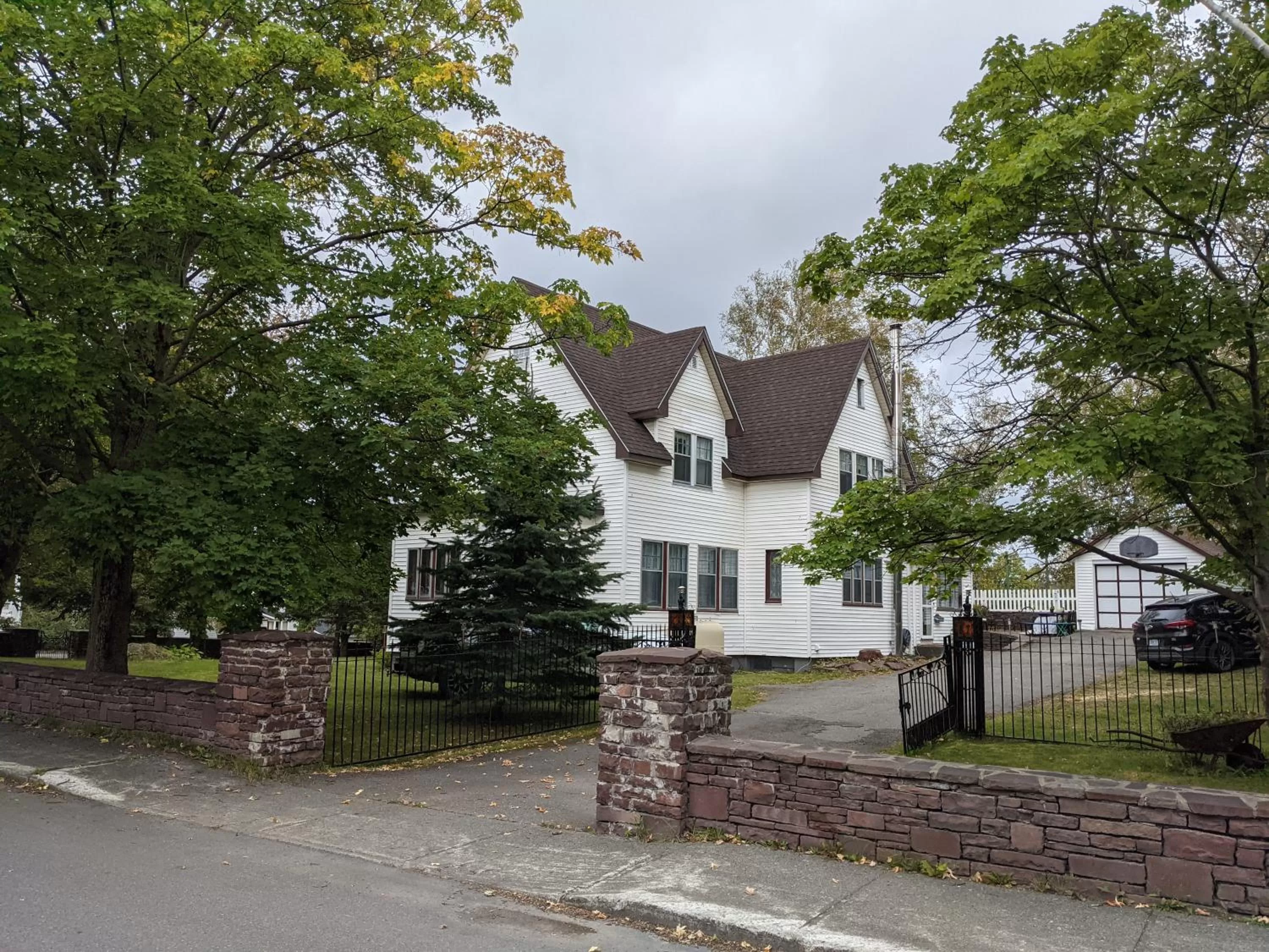 Property building in Hill Road Manor Bed & Breakfast