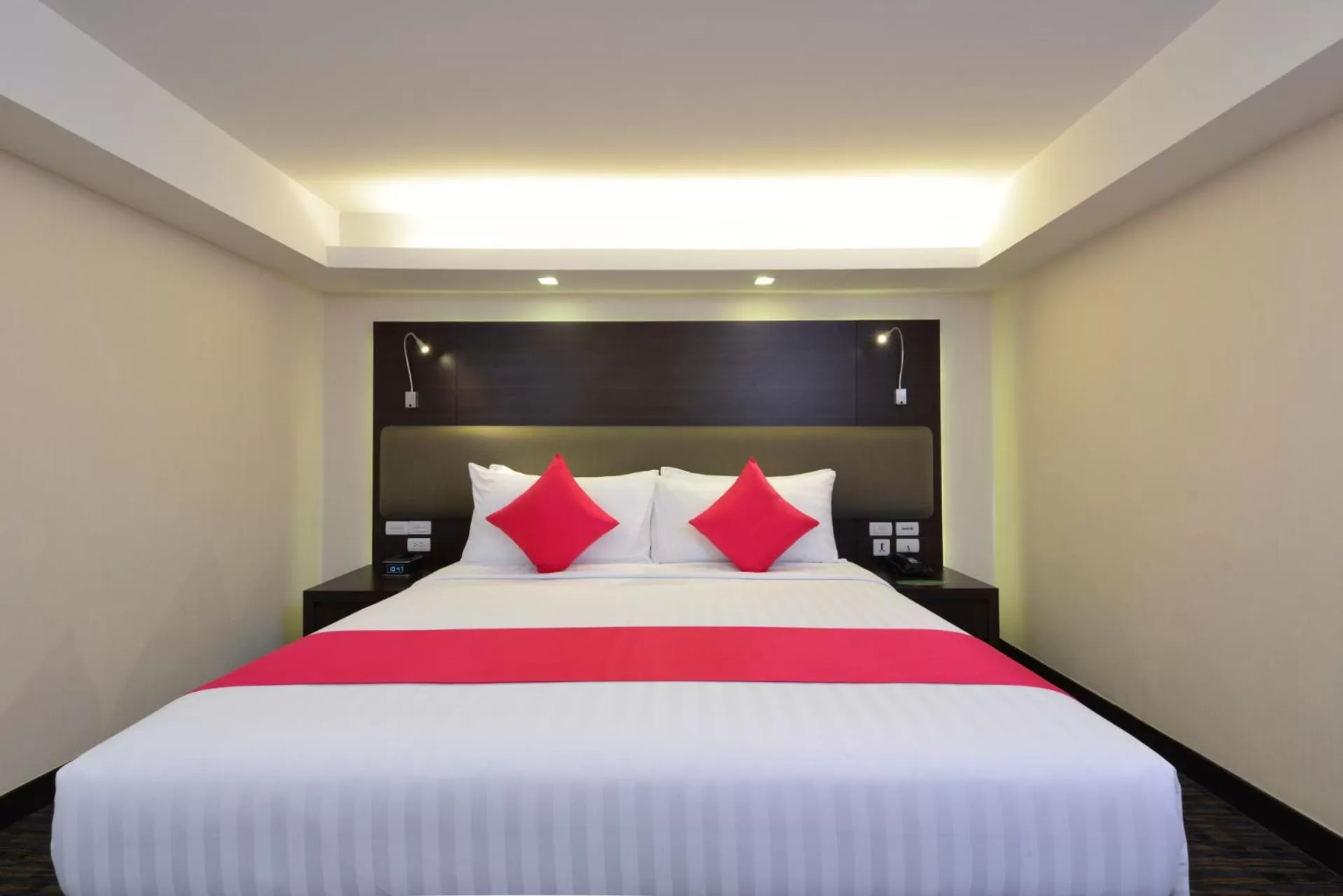 Bedroom, Bed in Hotel Royal Bangkok