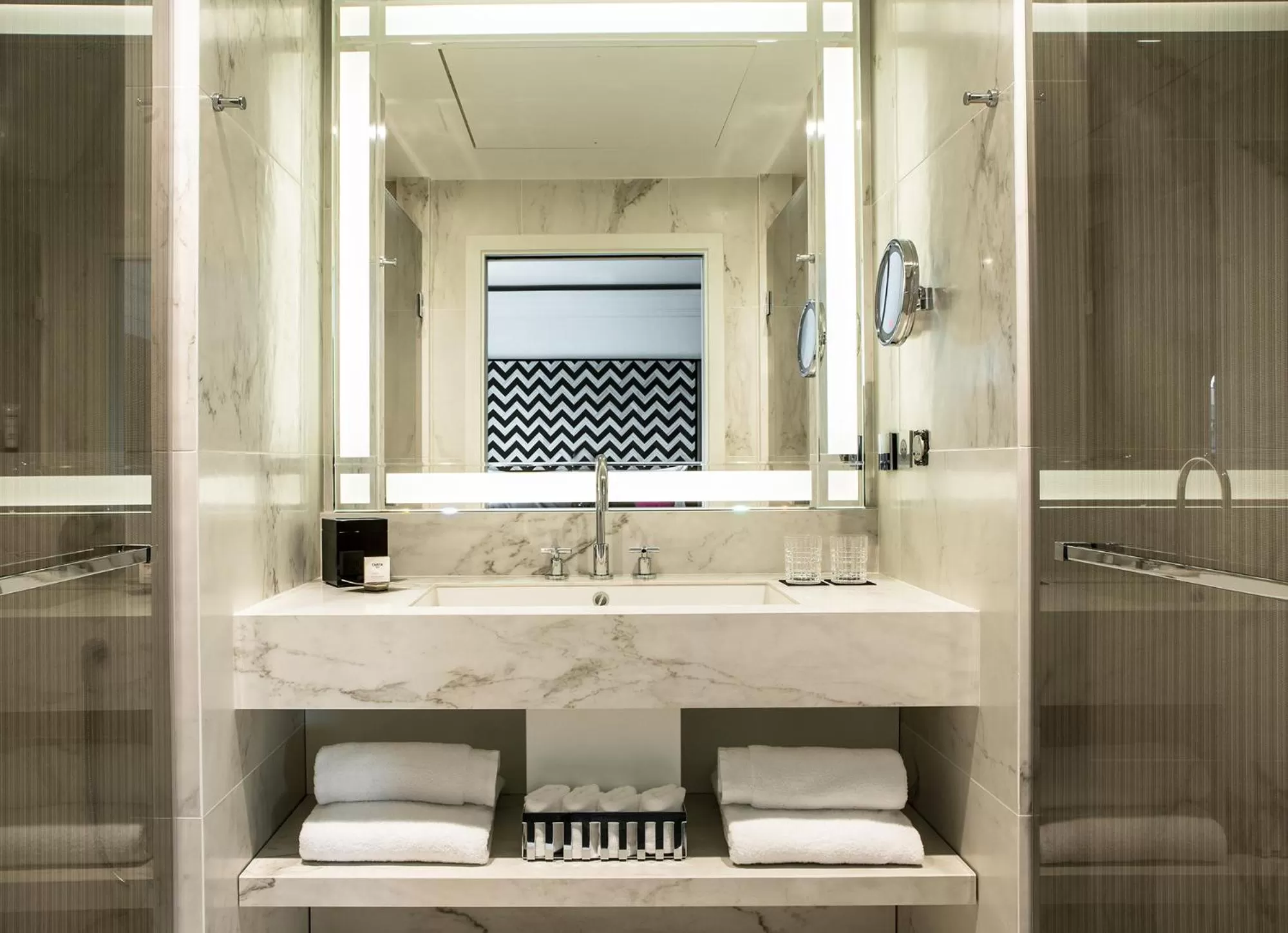 Shower in Fauchon l'Hôtel Paris