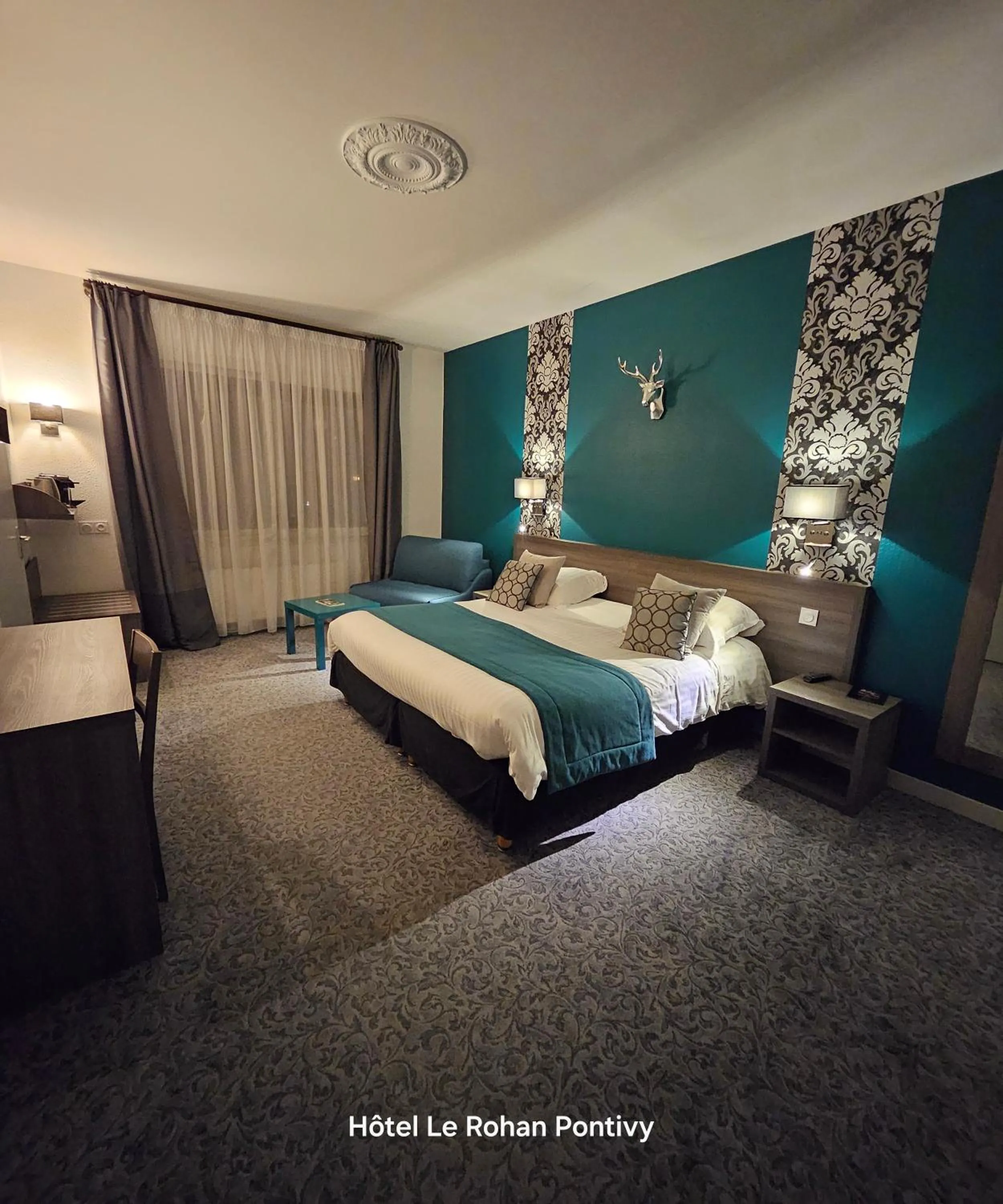 Decorative detail, Bed in Hôtel Le Rohan Charme et Caractère