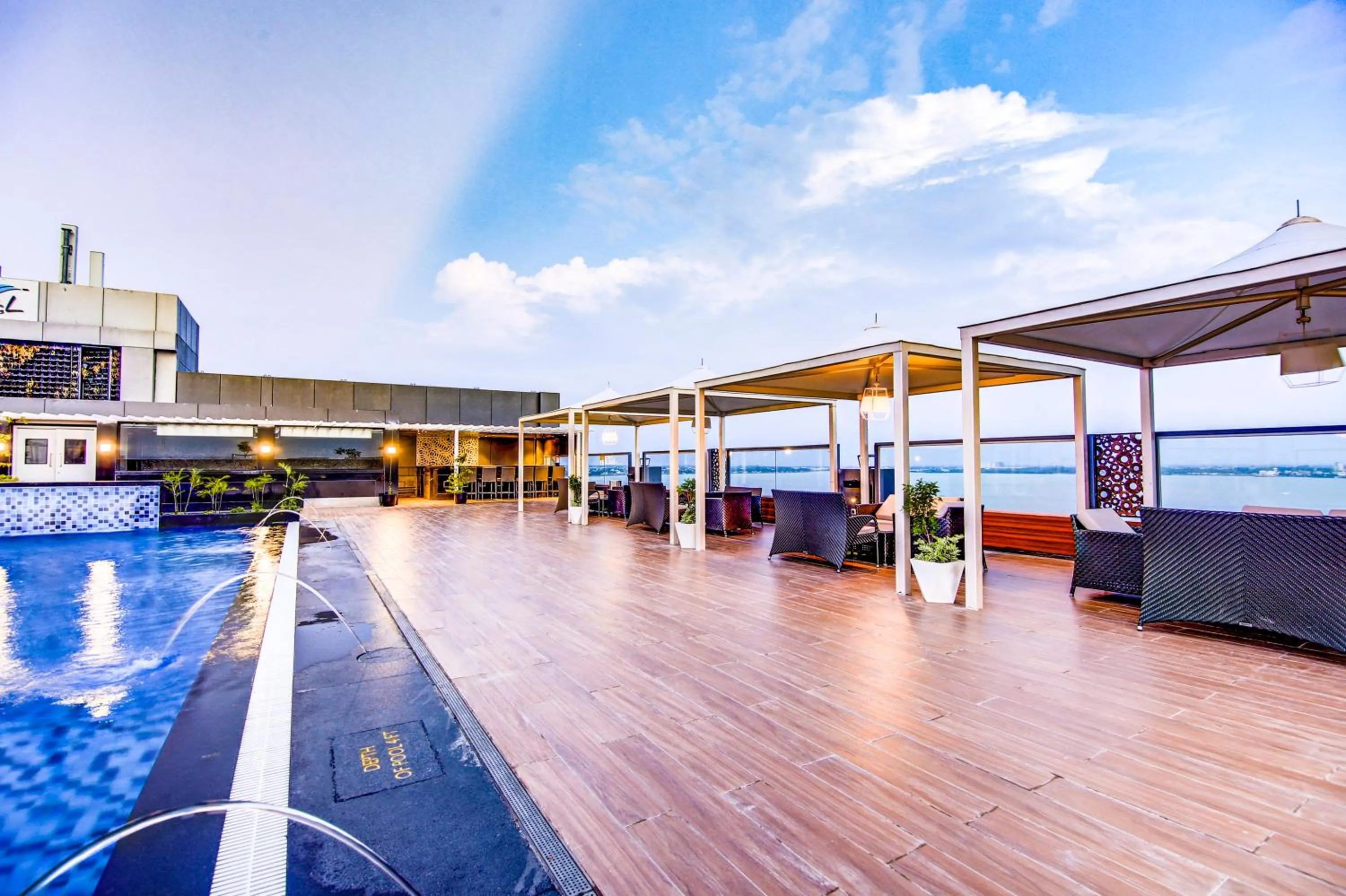 Swimming pool in Radisson Blu Gorakhpur