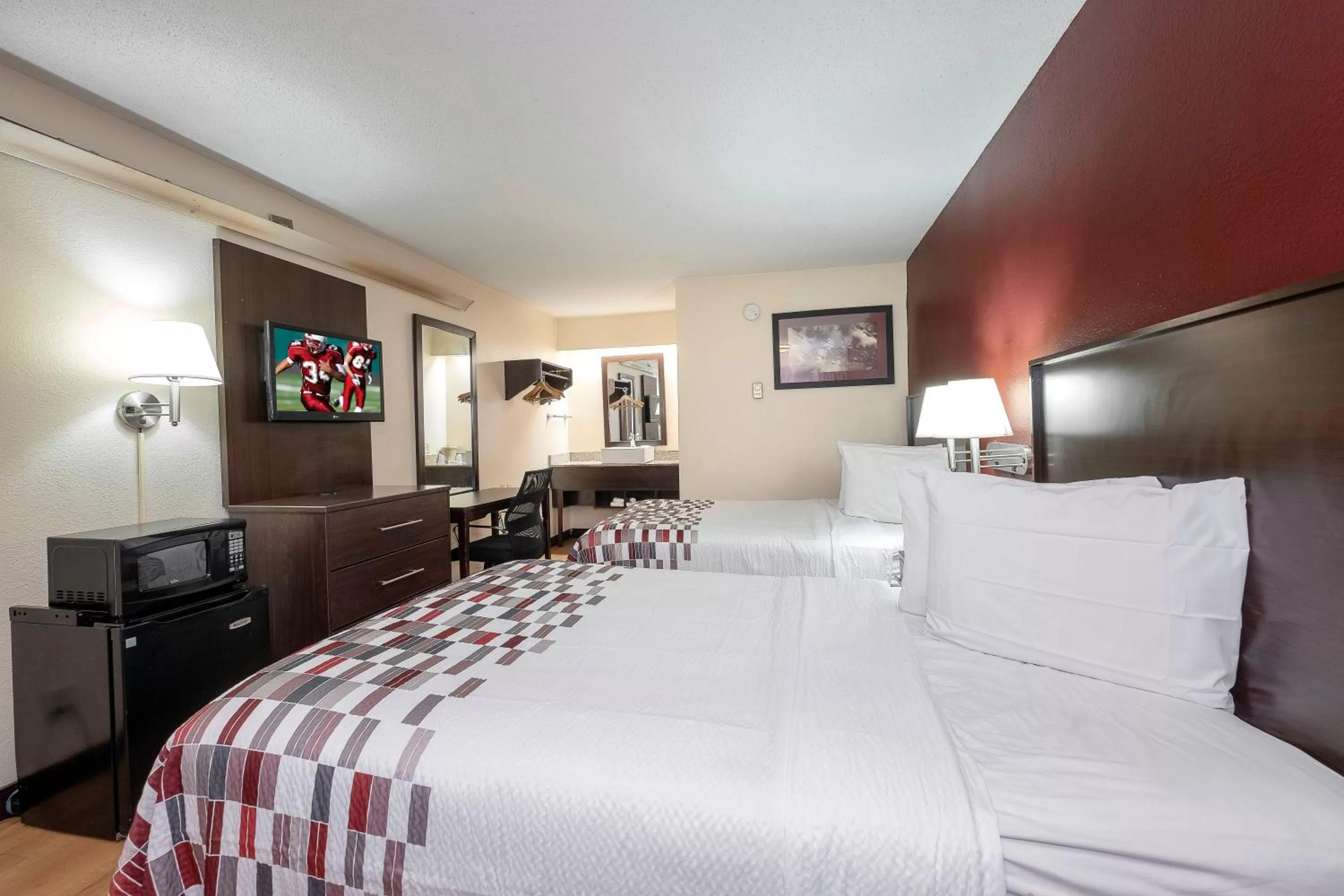 Photo of the whole room, Bed in Red Roof Inn Atlanta - Smyrna/Ballpark