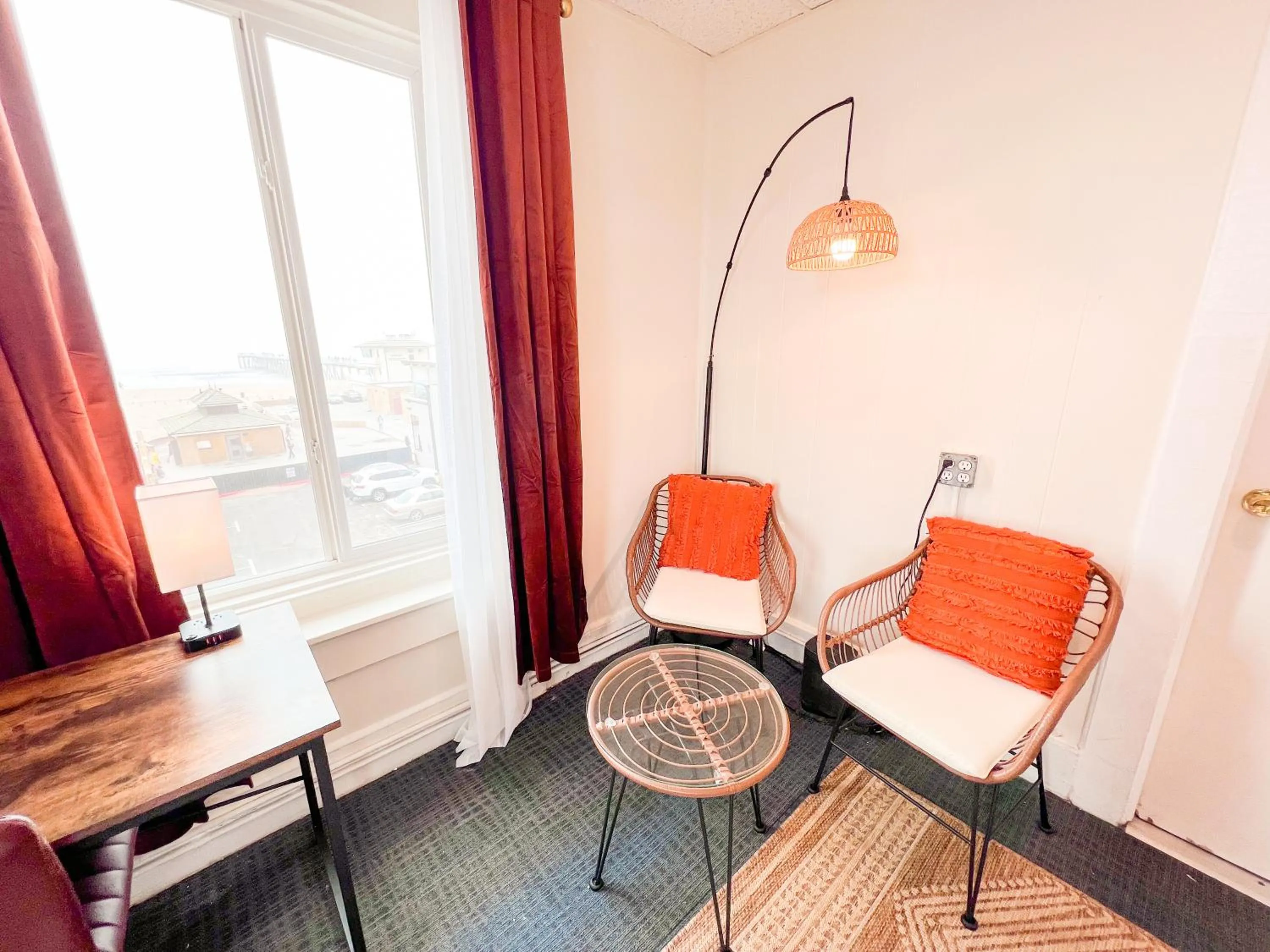 Bedroom, Seating Area in ITH Surf City Hostel Hermosa Beach