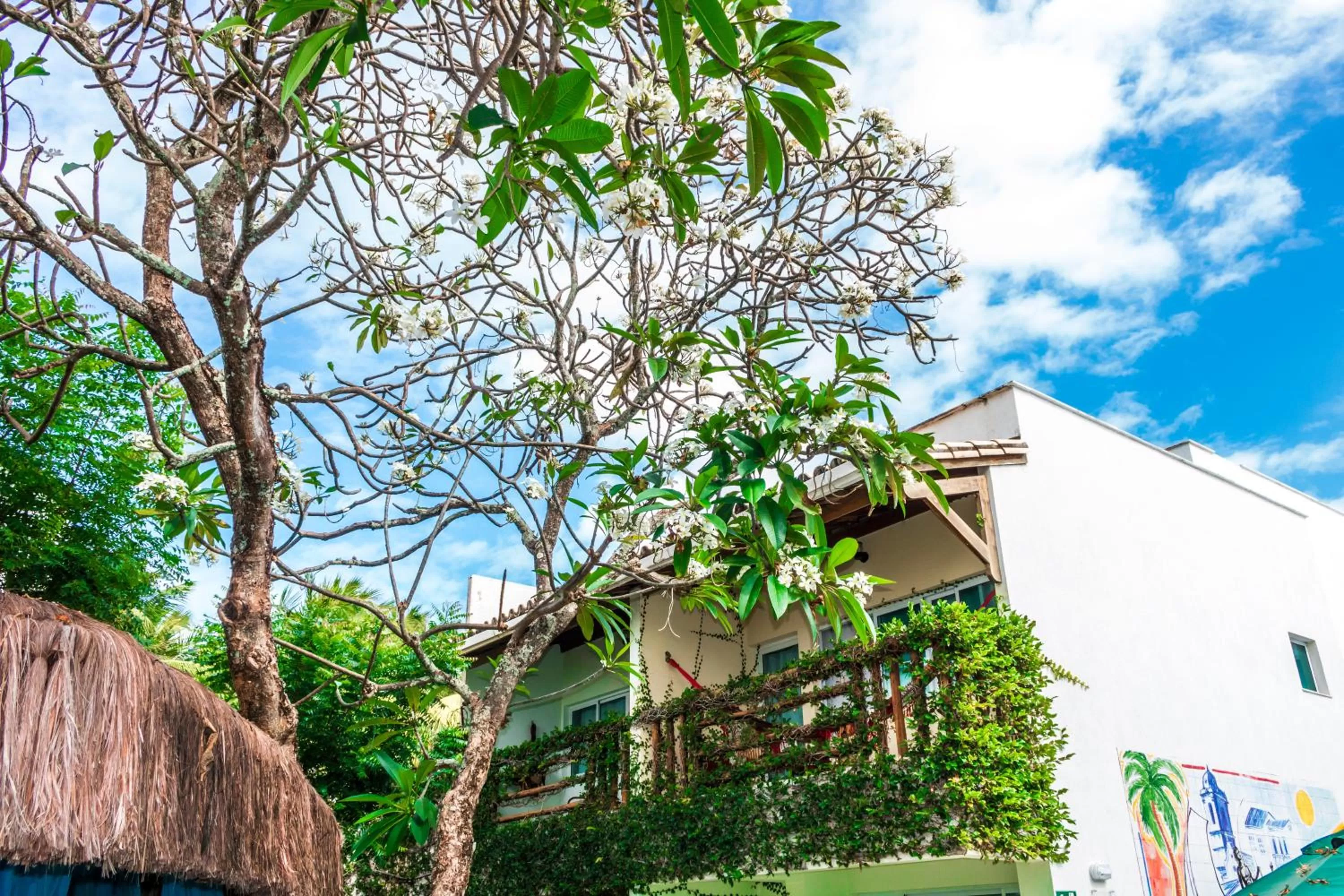 Property building in Farol de Itapuã Praia Hotel