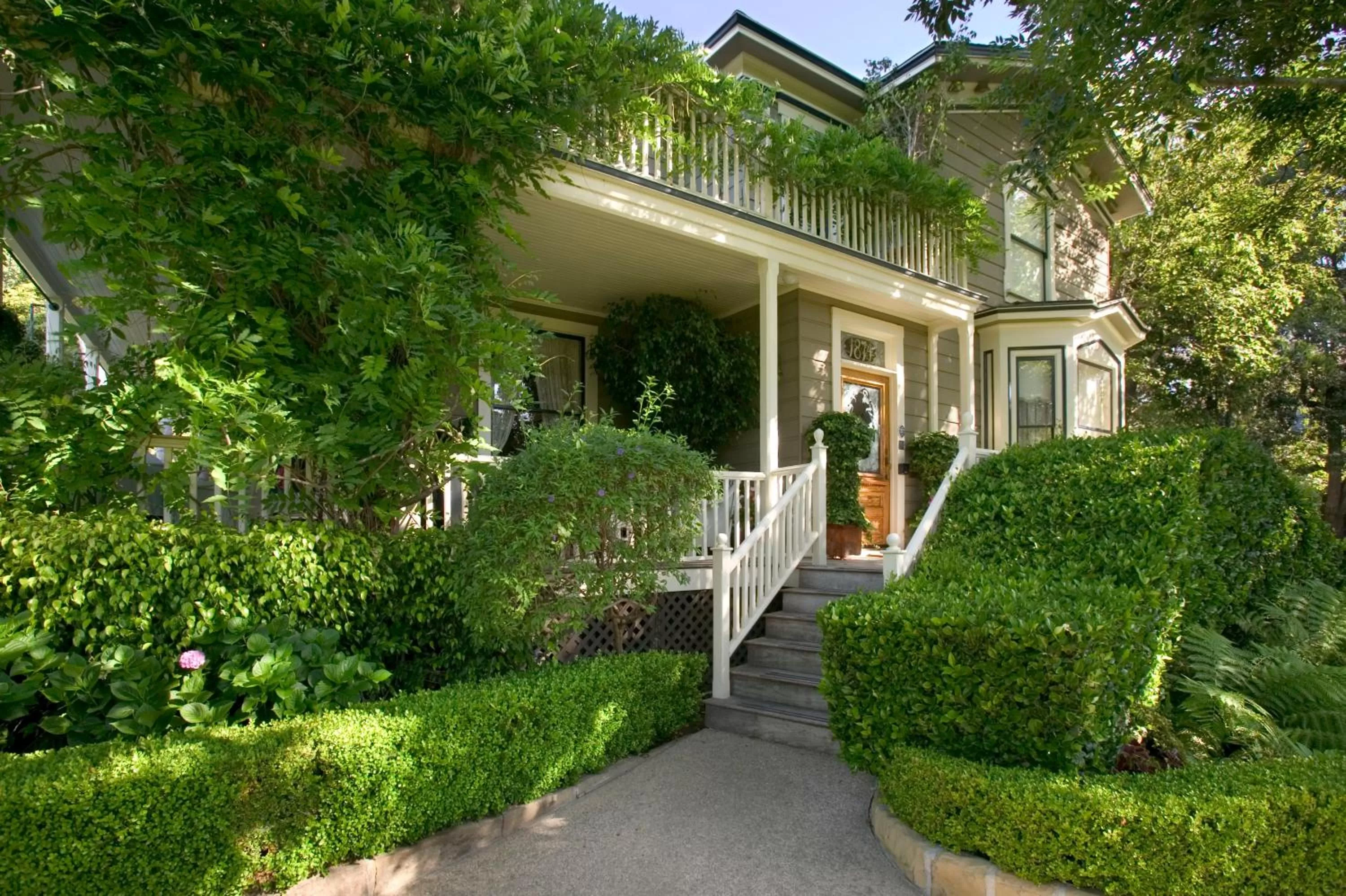 Facade/entrance in Simpson House Inn