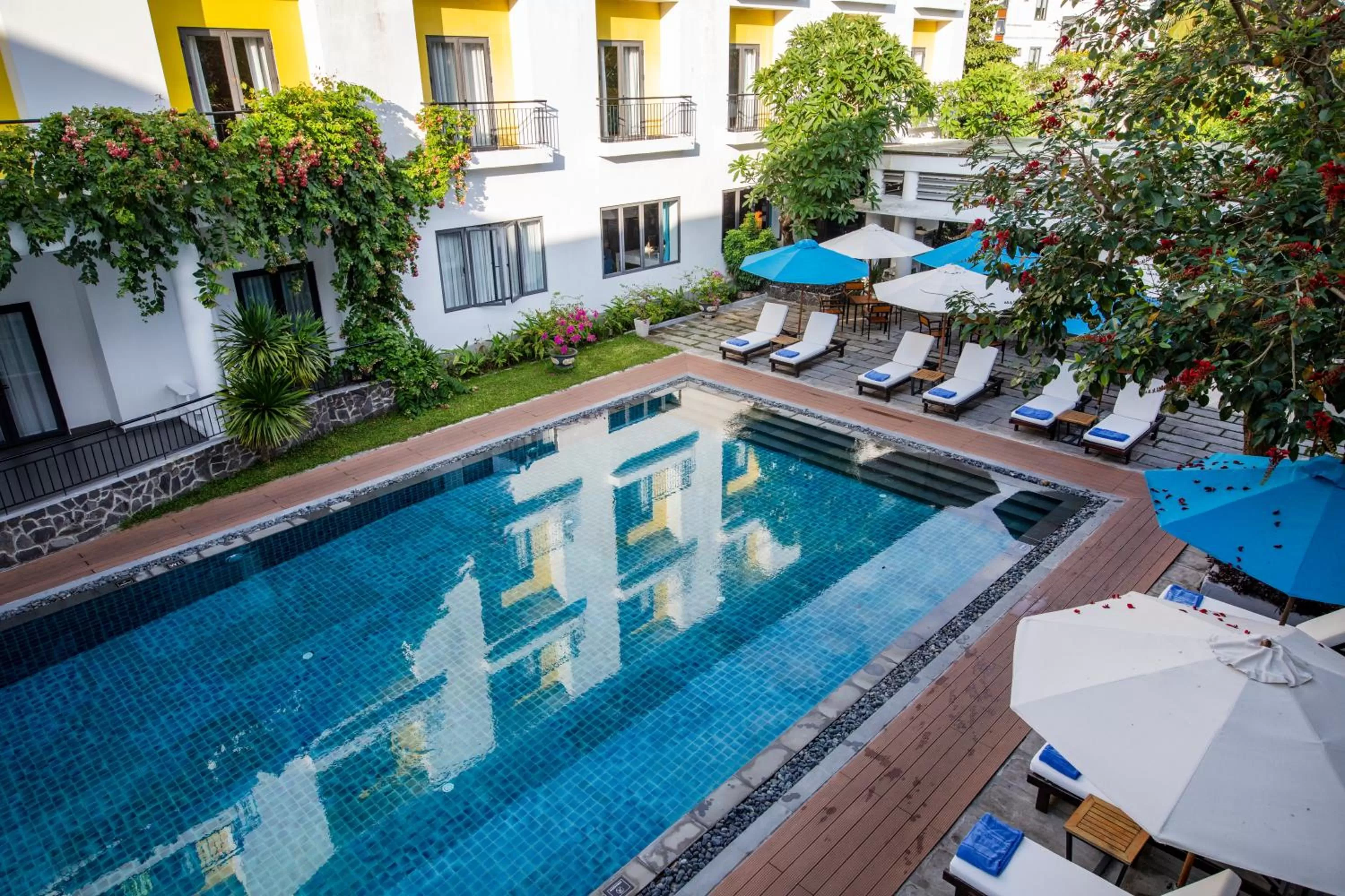 Swimming pool in ÊMM Hotel Hoi An