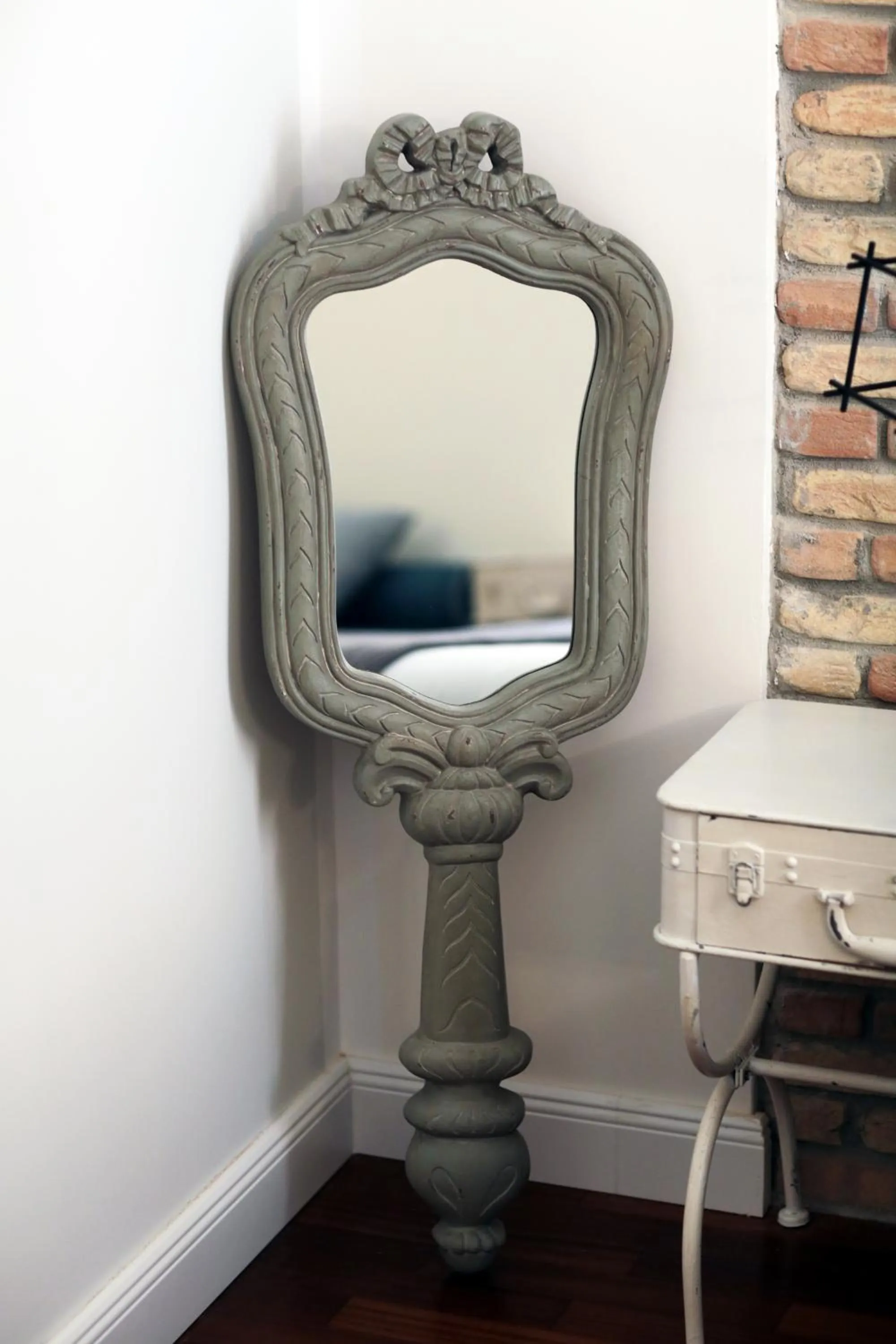 Decorative detail in Trevi Contemporary Suite