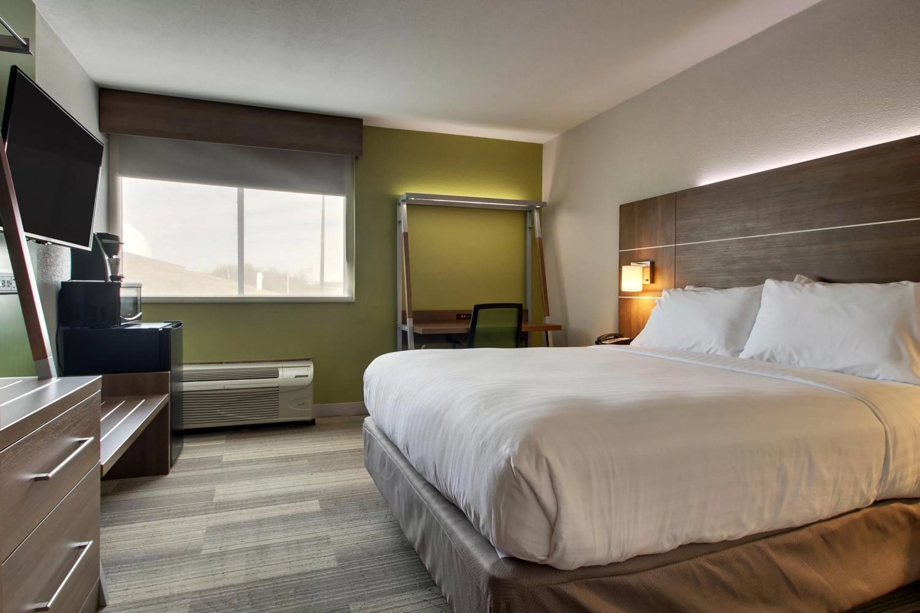 Photo of the whole room, Bed in Holiday Inn Express & Suites Wapakoneta by IHG