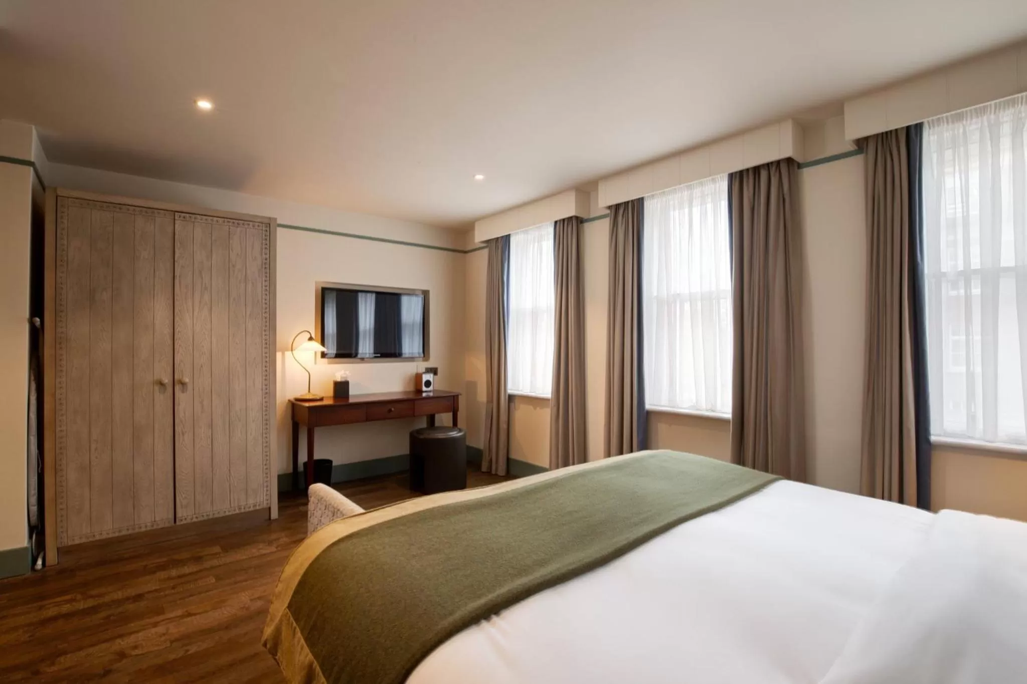 Photo of the whole room, Bed in Morton Hotel