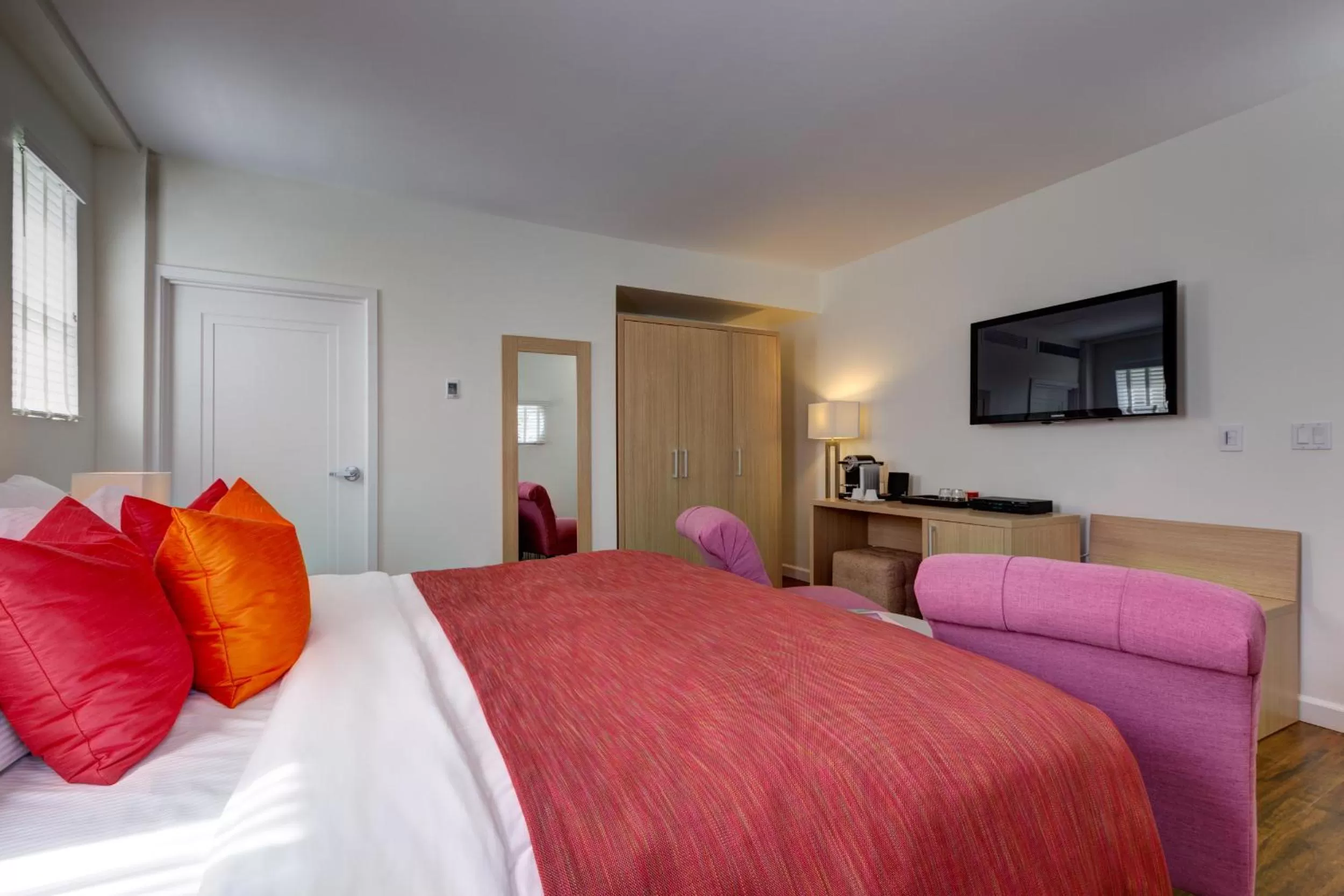 Photo of the whole room in Villa Italia South Beach