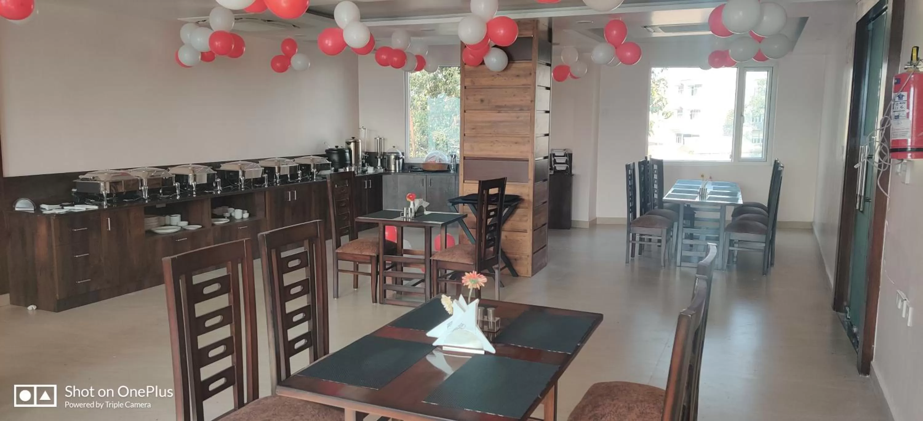 Restaurant/places to eat in Hotel Trimurti