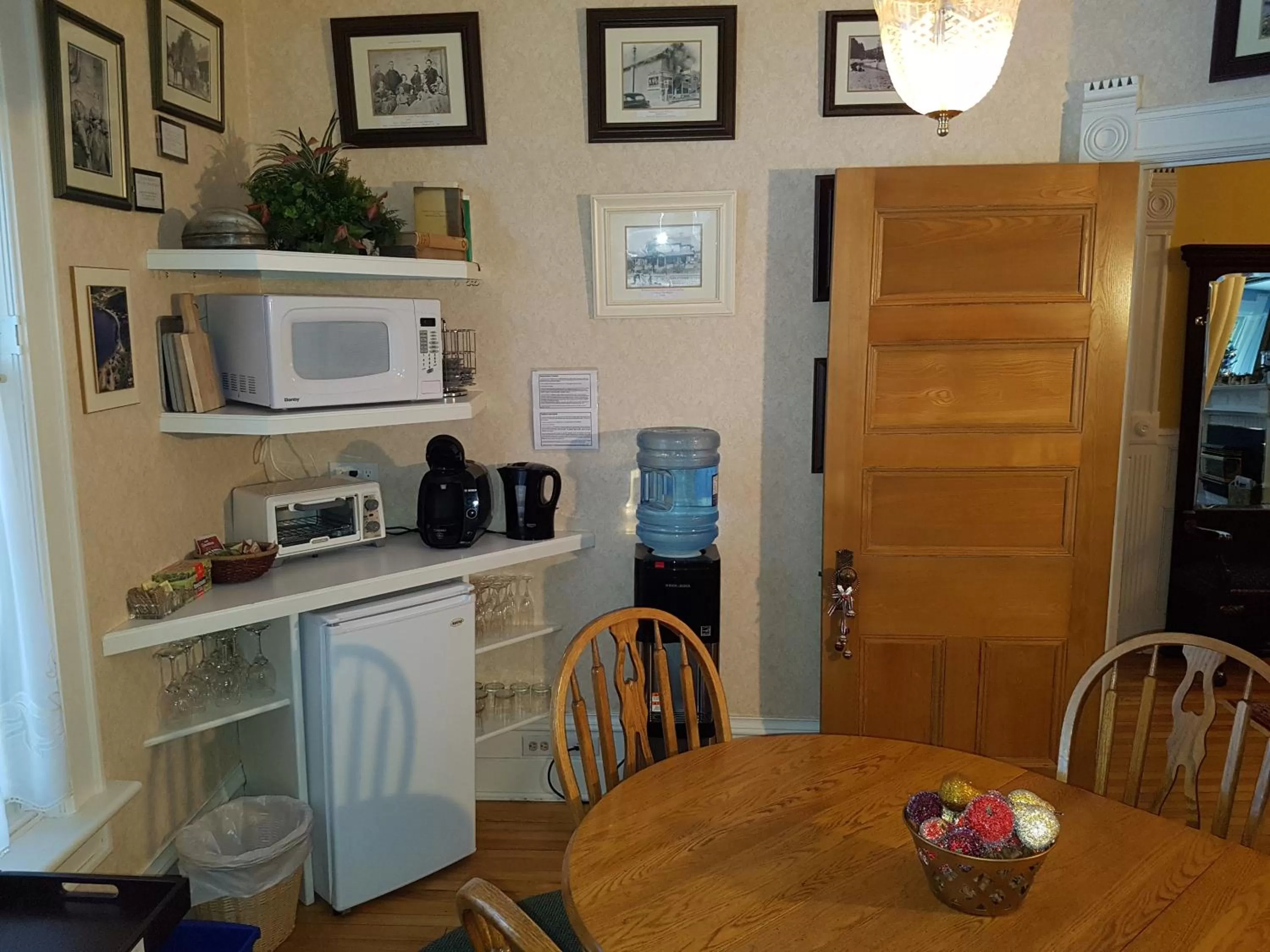 Coffee/tea facilities, Kitchen/Kitchenette in Les Trois Erables Boutique Inn