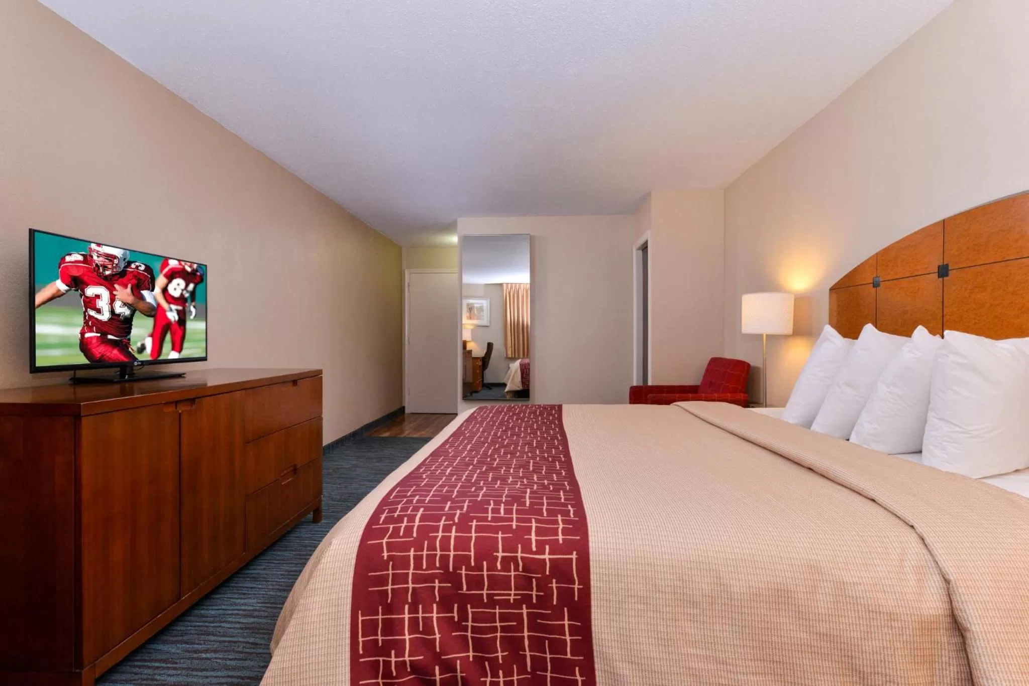 Photo of the whole room, Bed in Red Roof Inn Chambersburg