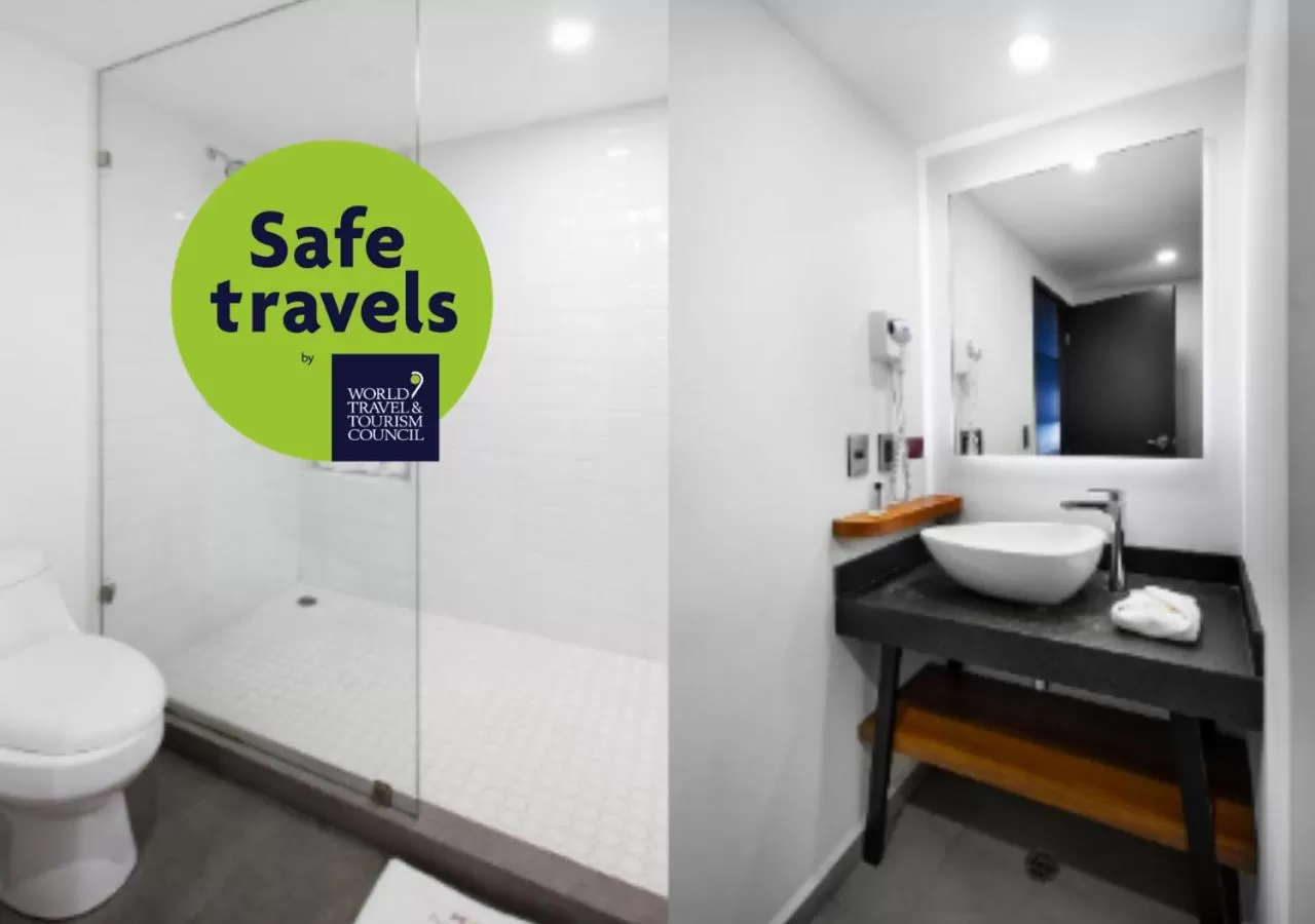 Bathroom in Hotel MX aeropuerto CDMX, Trademark Collection by Wyndham