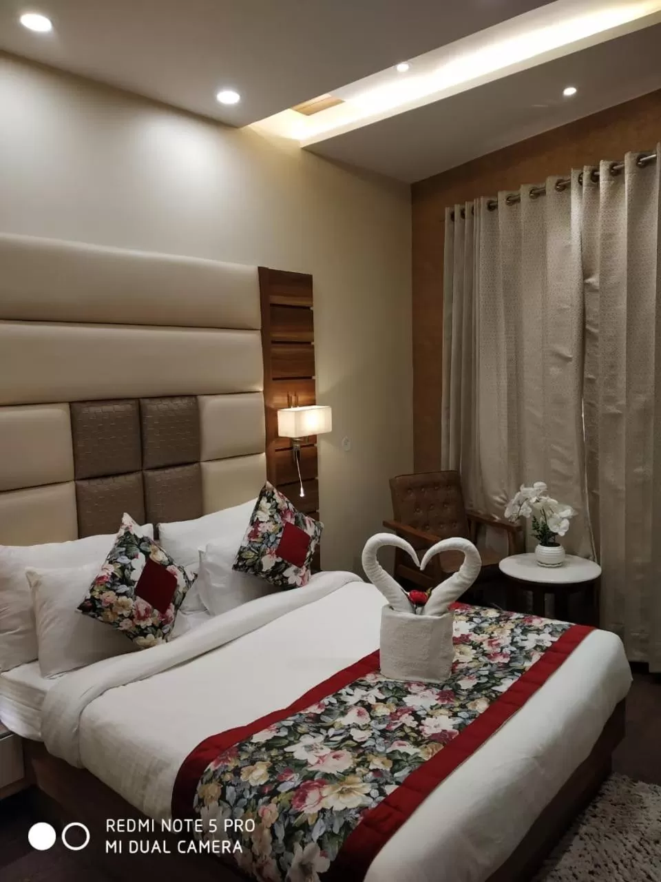 Bed in Hotel Makhan Residency