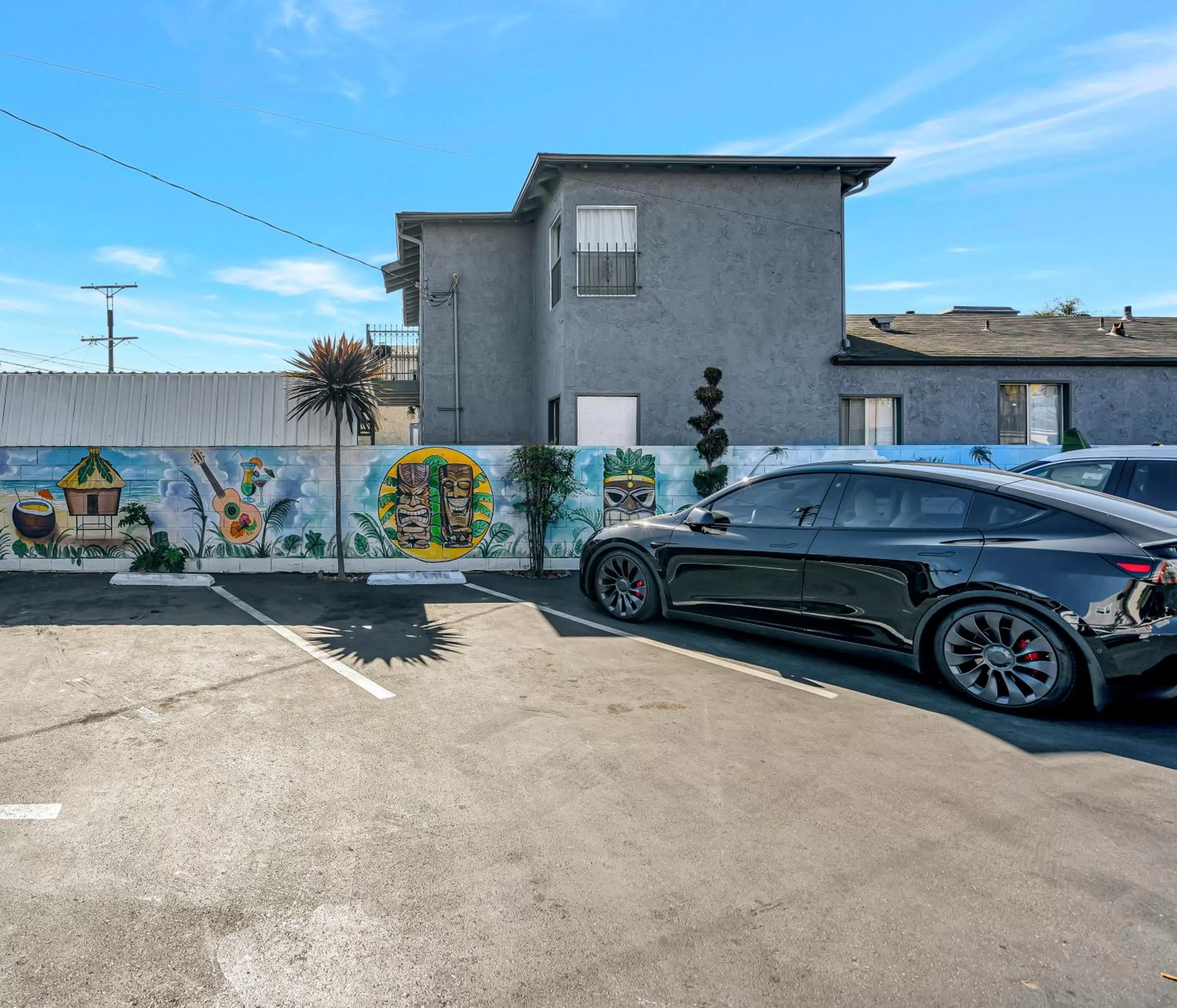 Parking, Property Building in Royal Hawaiian Inn - Mid City, Los Angeles