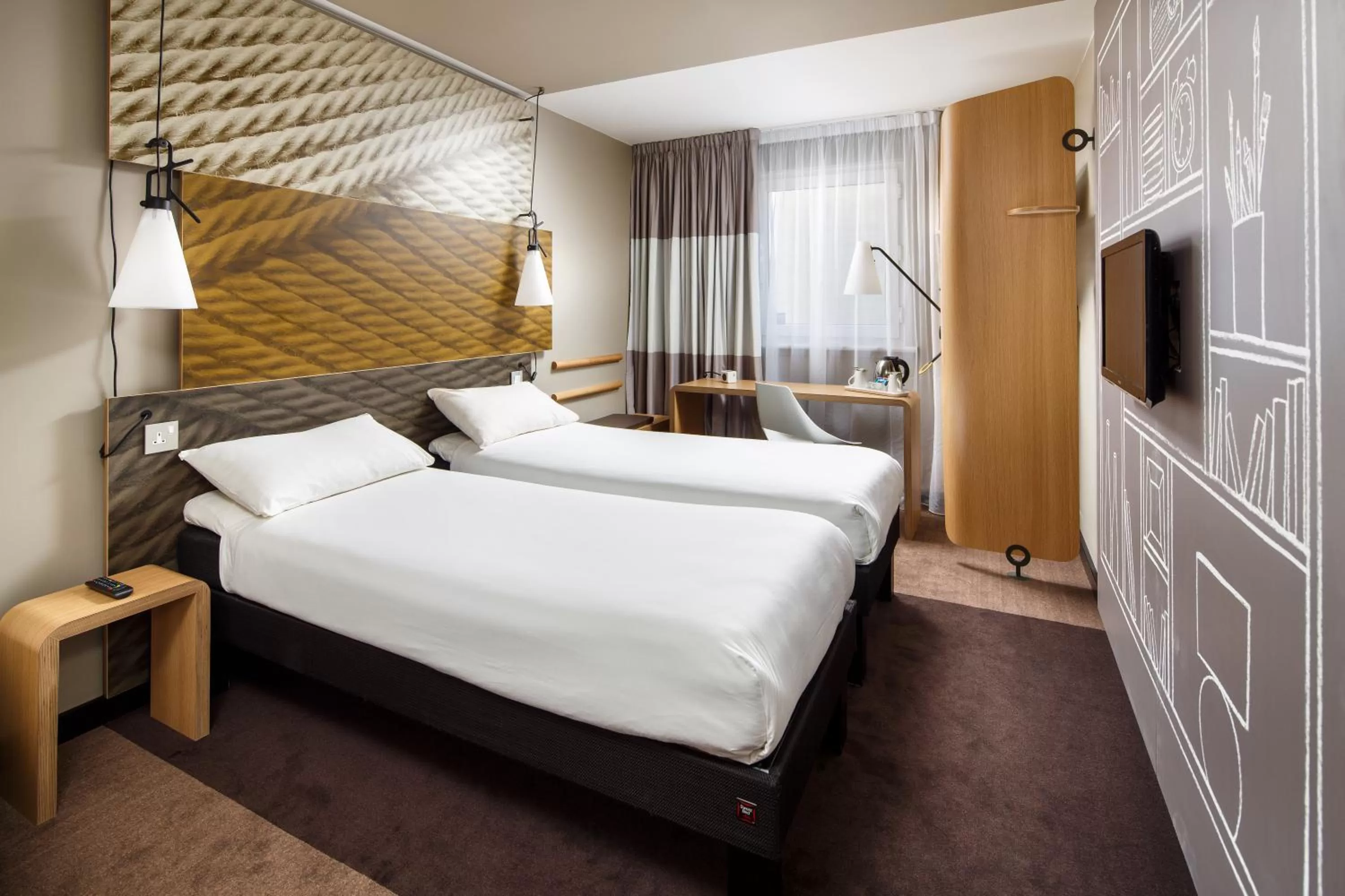 Shower, Bed in ibis Glasgow City Centre – Sauchiehall St