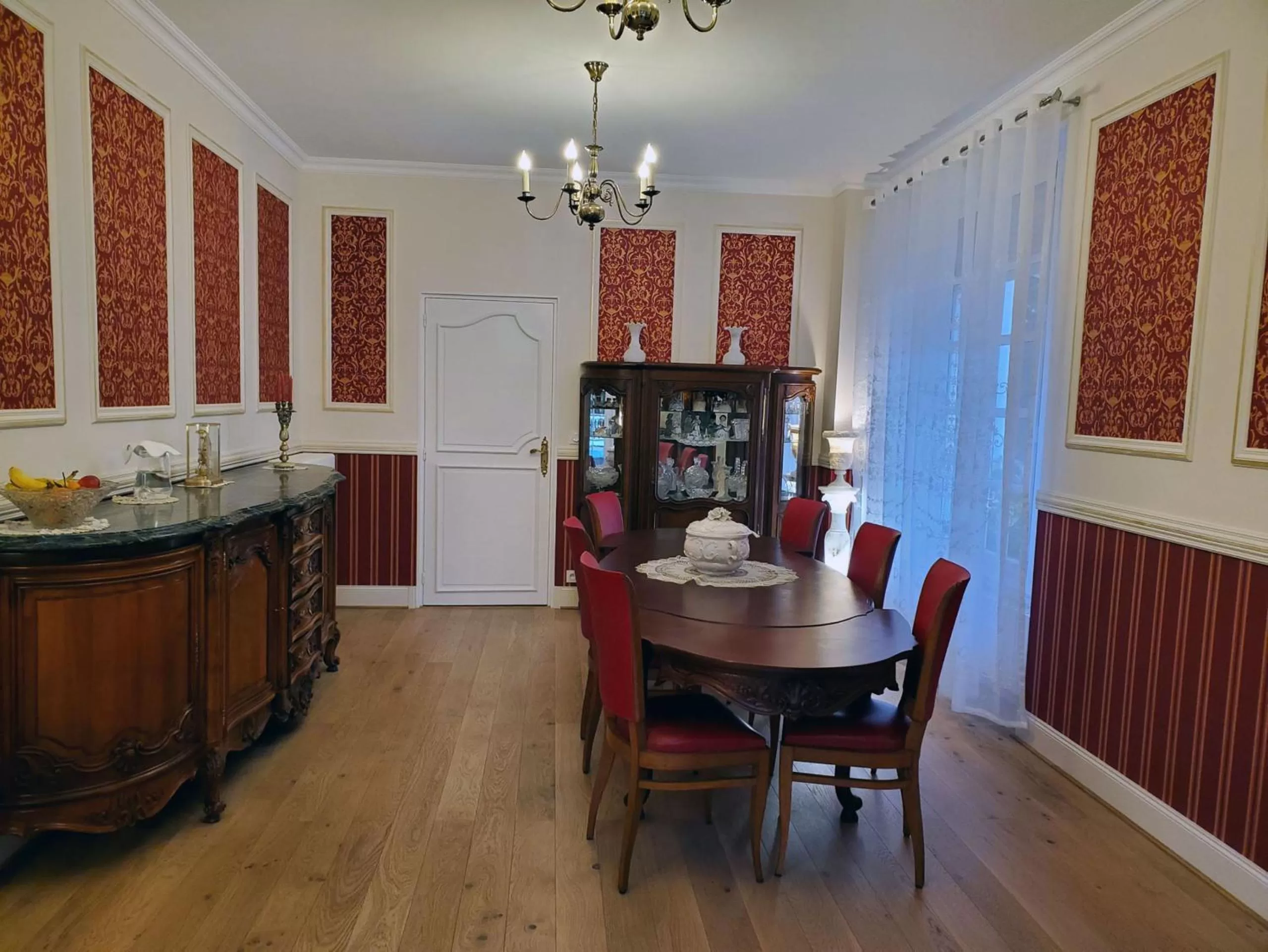 Dining area in Logis Vélès